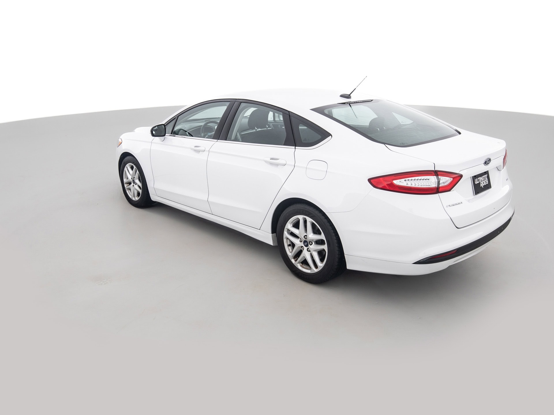 white ford fusion se 6