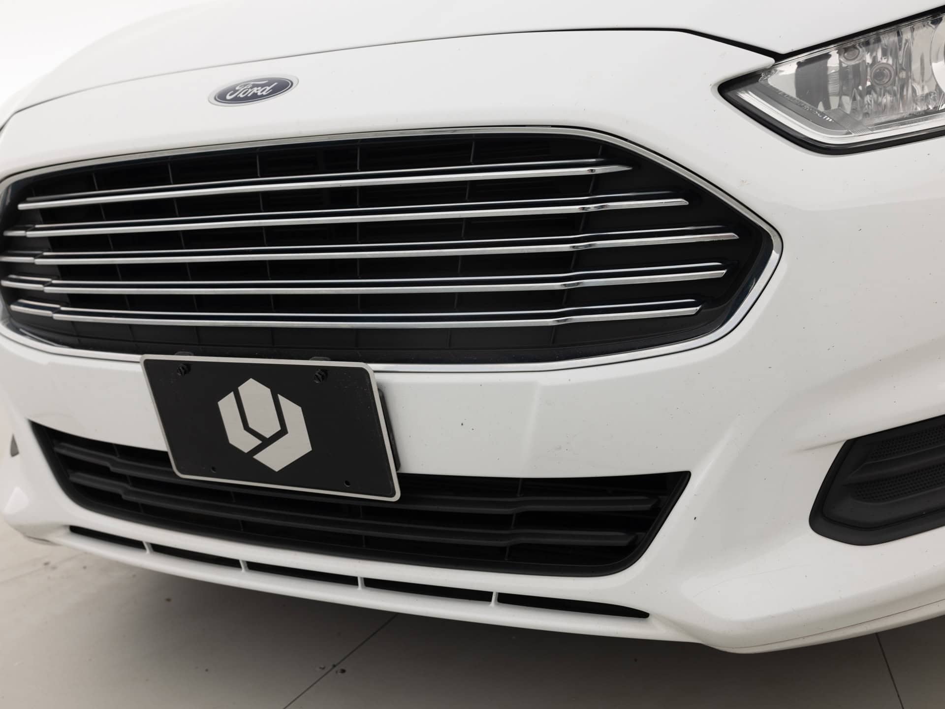 white ford fusion se 7