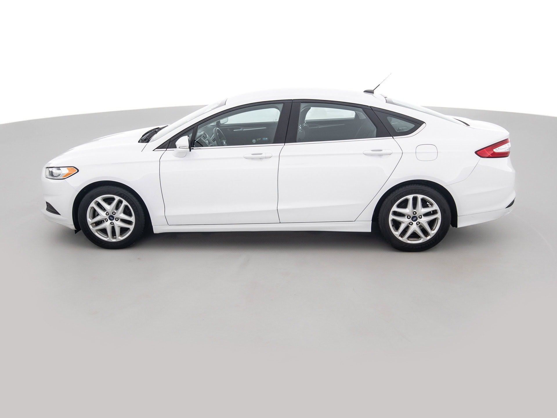 white ford fusion se 7