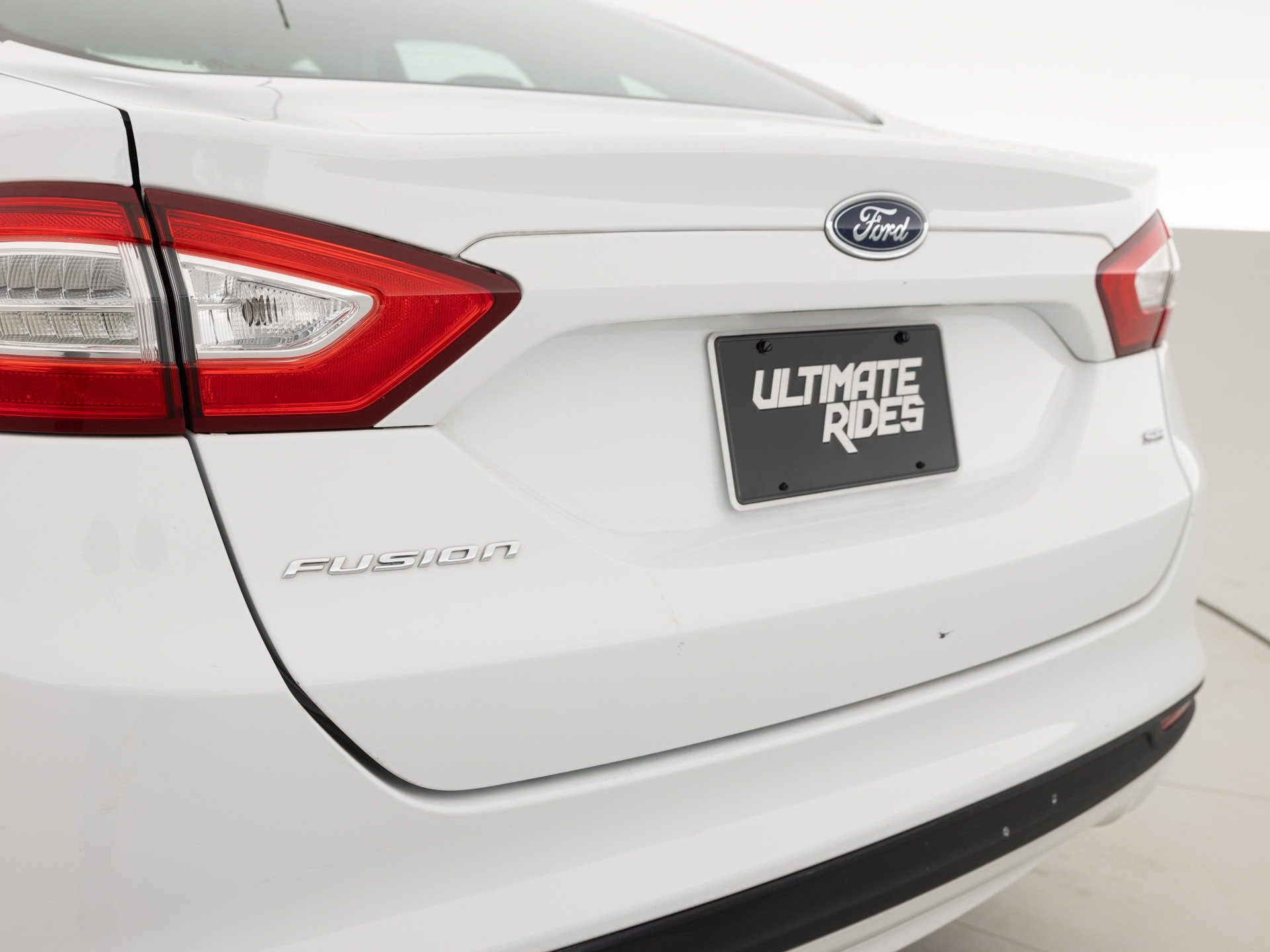 white ford fusion se 8