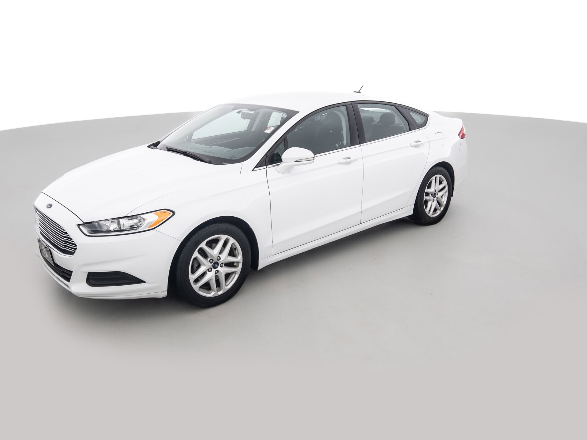 white ford fusion se 8