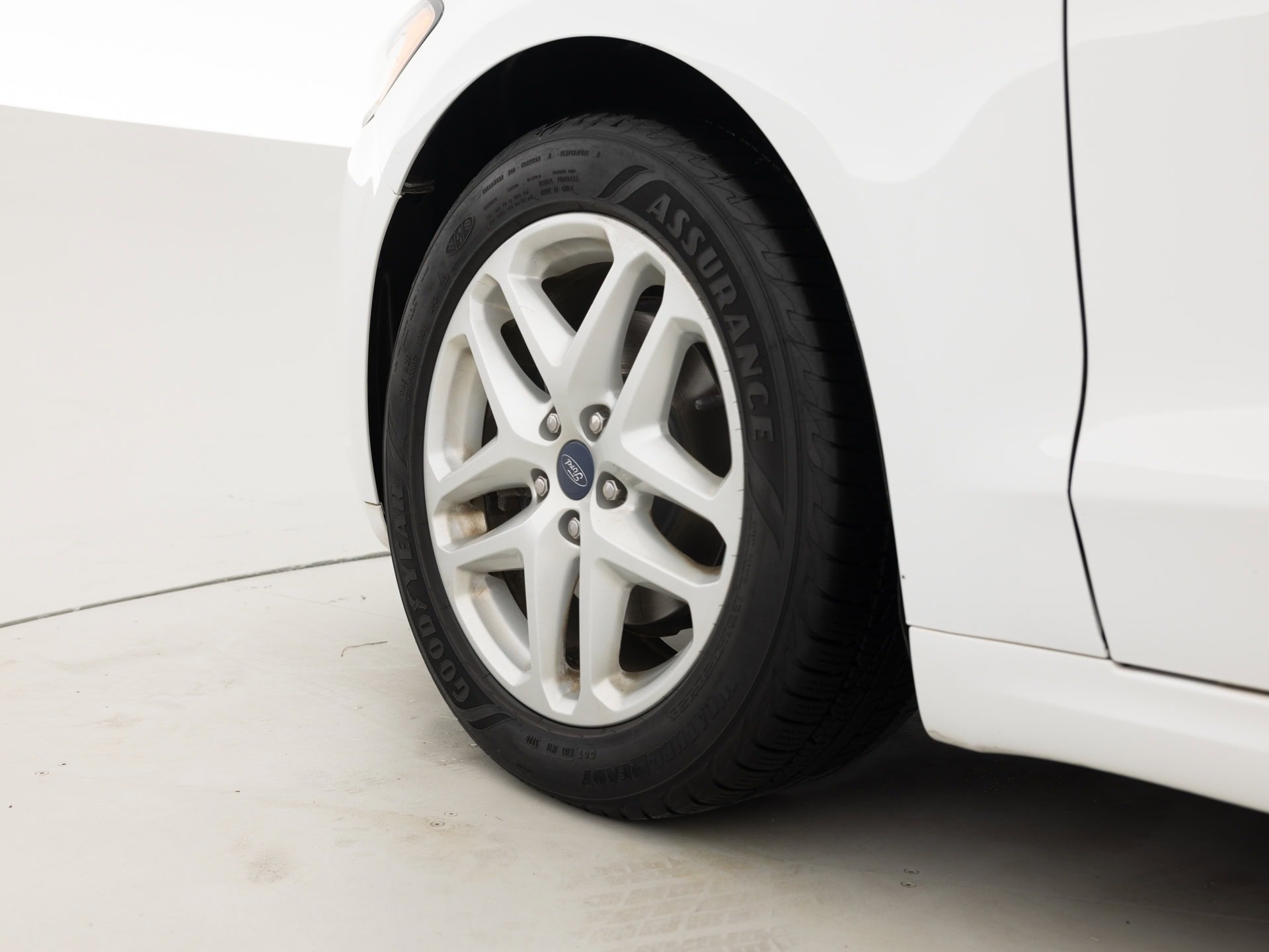 white ford fusion se 9