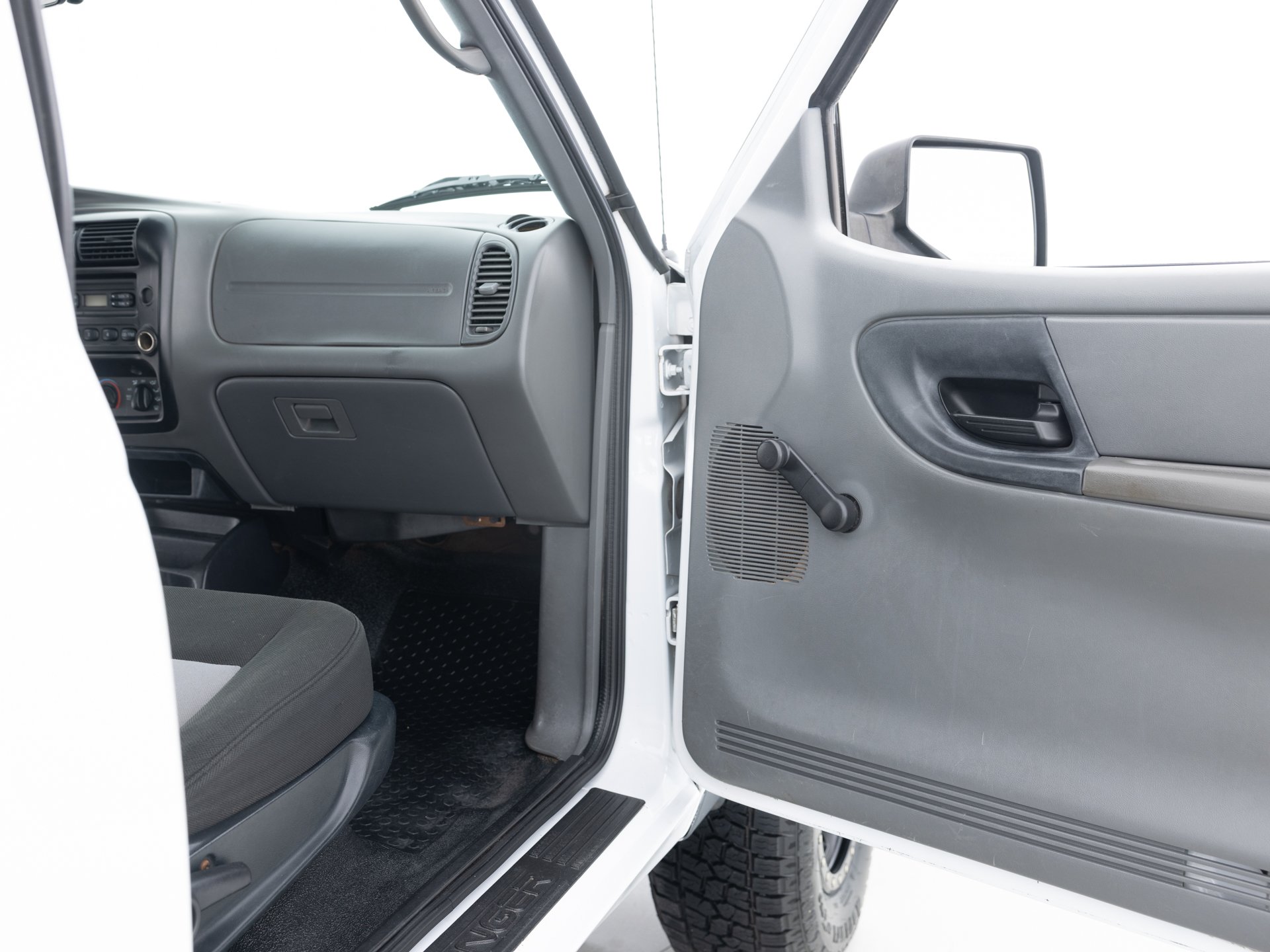 white ford ranger xl 24