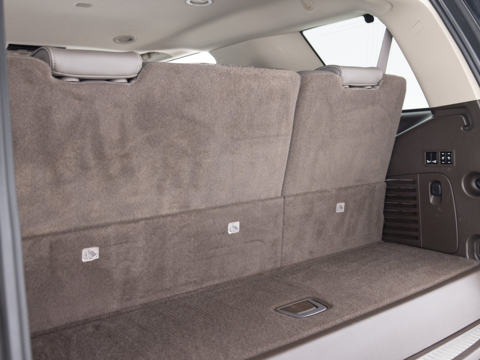 white gmc yukon denali 33