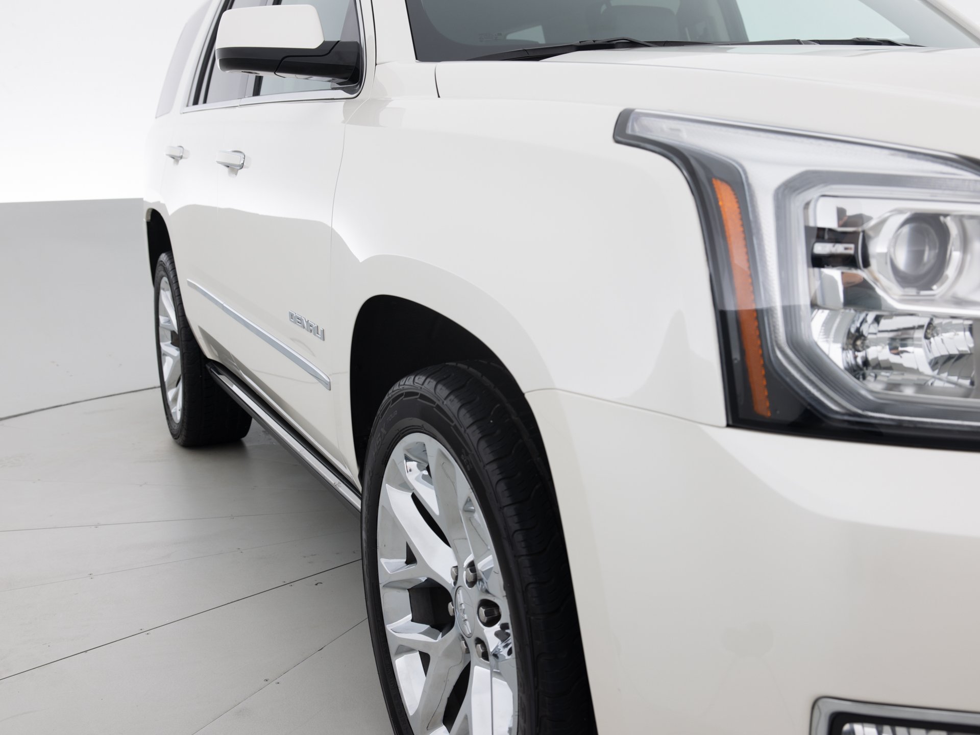 white gmc yukon denali 4