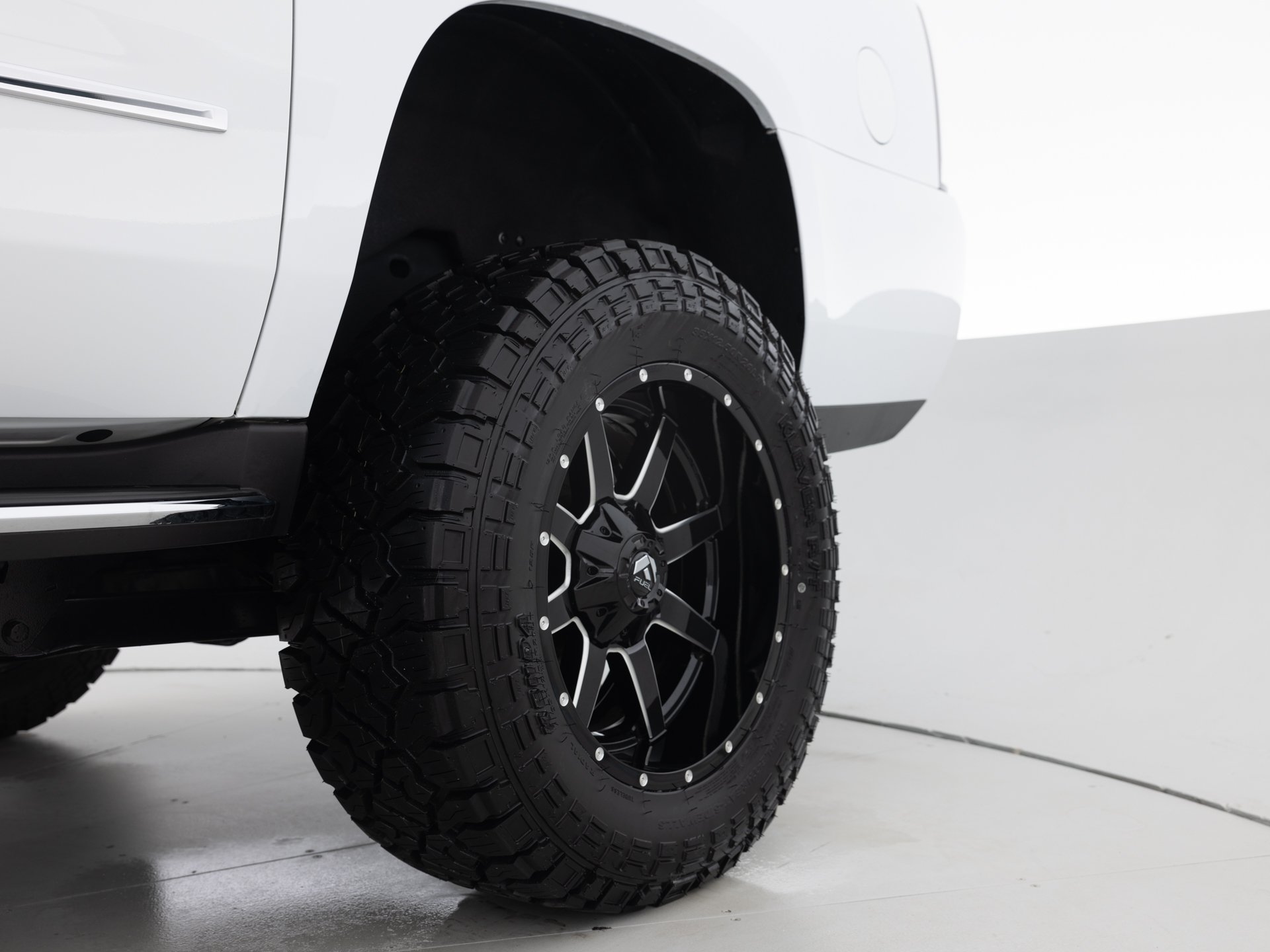 white gmc yukon xl 10