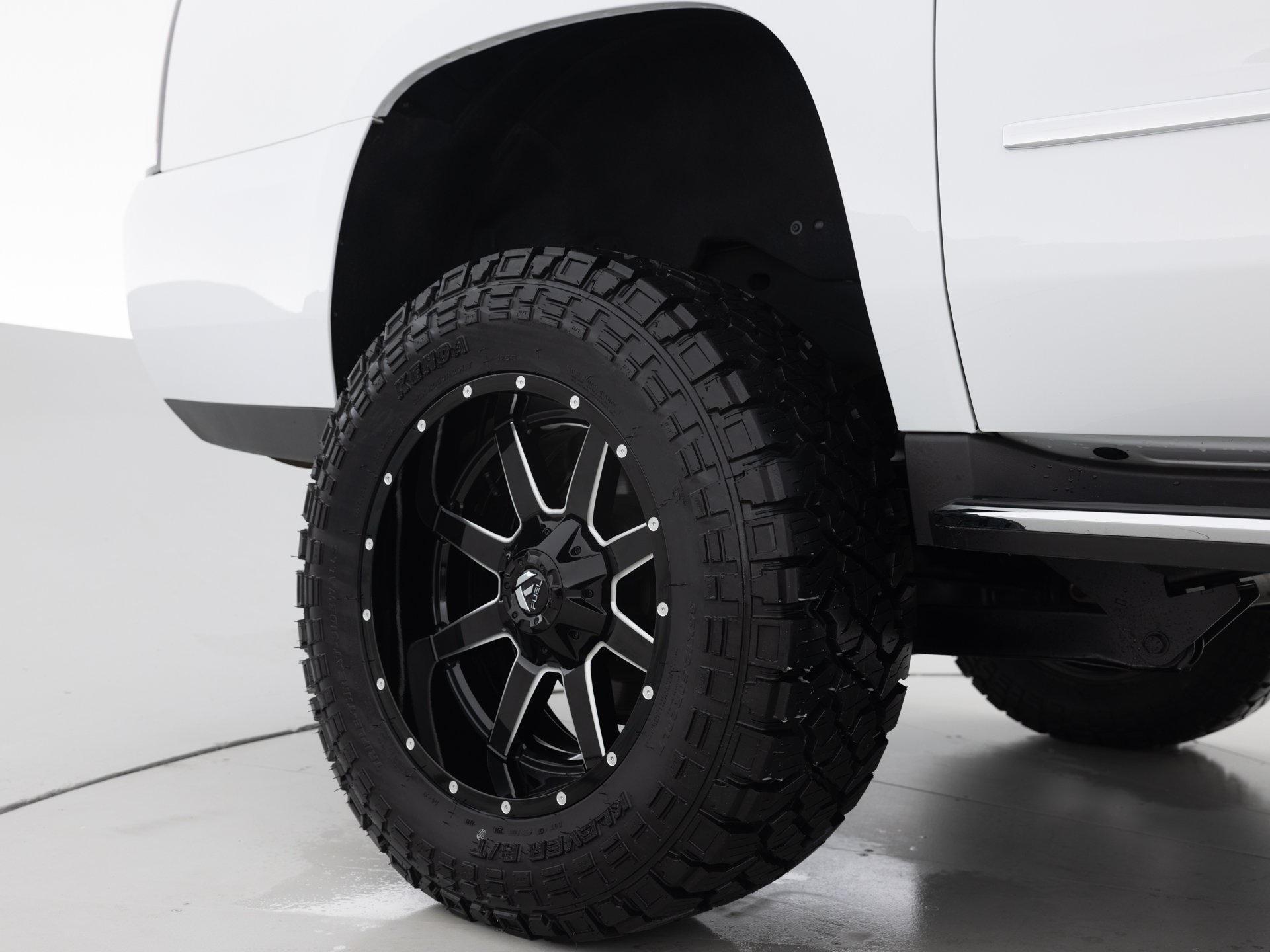 white gmc yukon xl 11