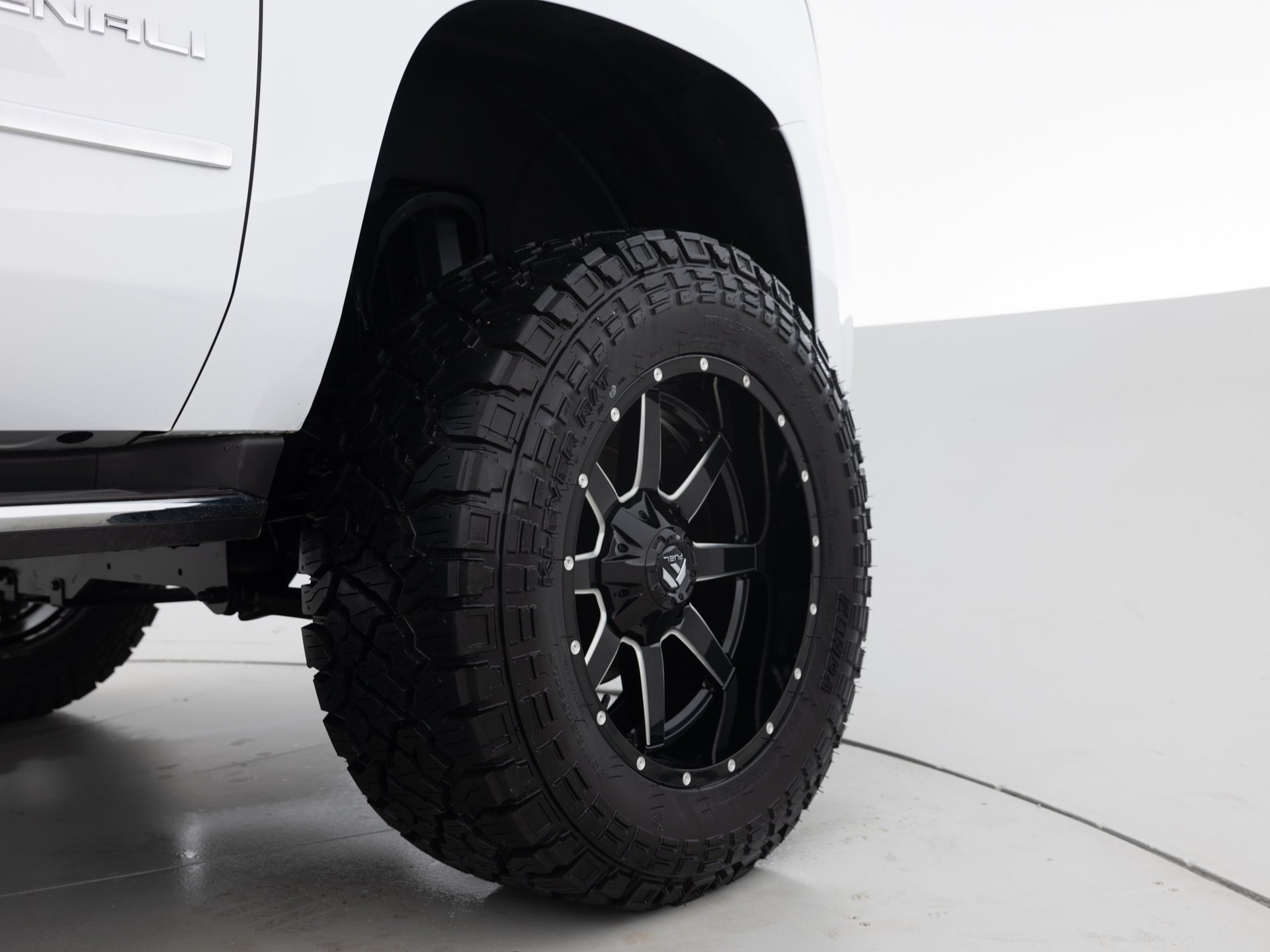 white gmc yukon xl 12