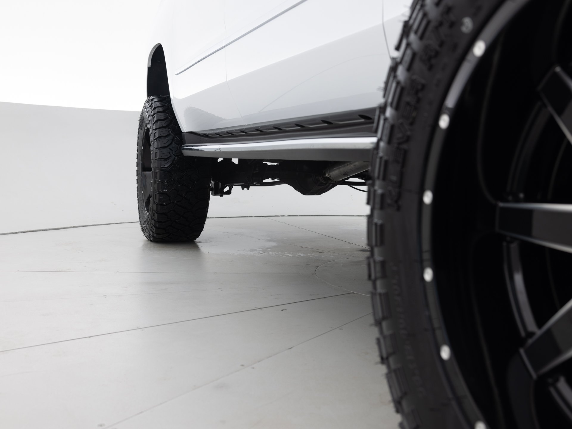 white gmc yukon xl 13