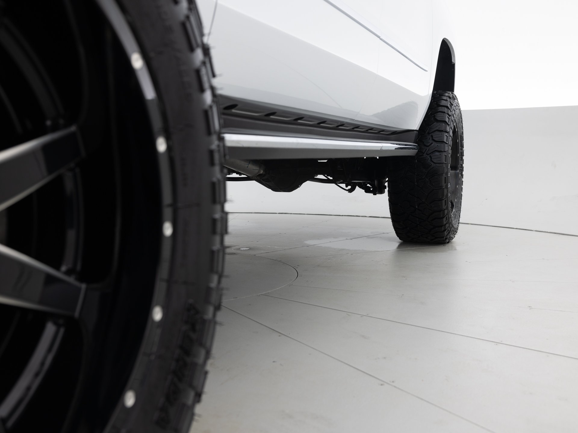 white gmc yukon xl 14