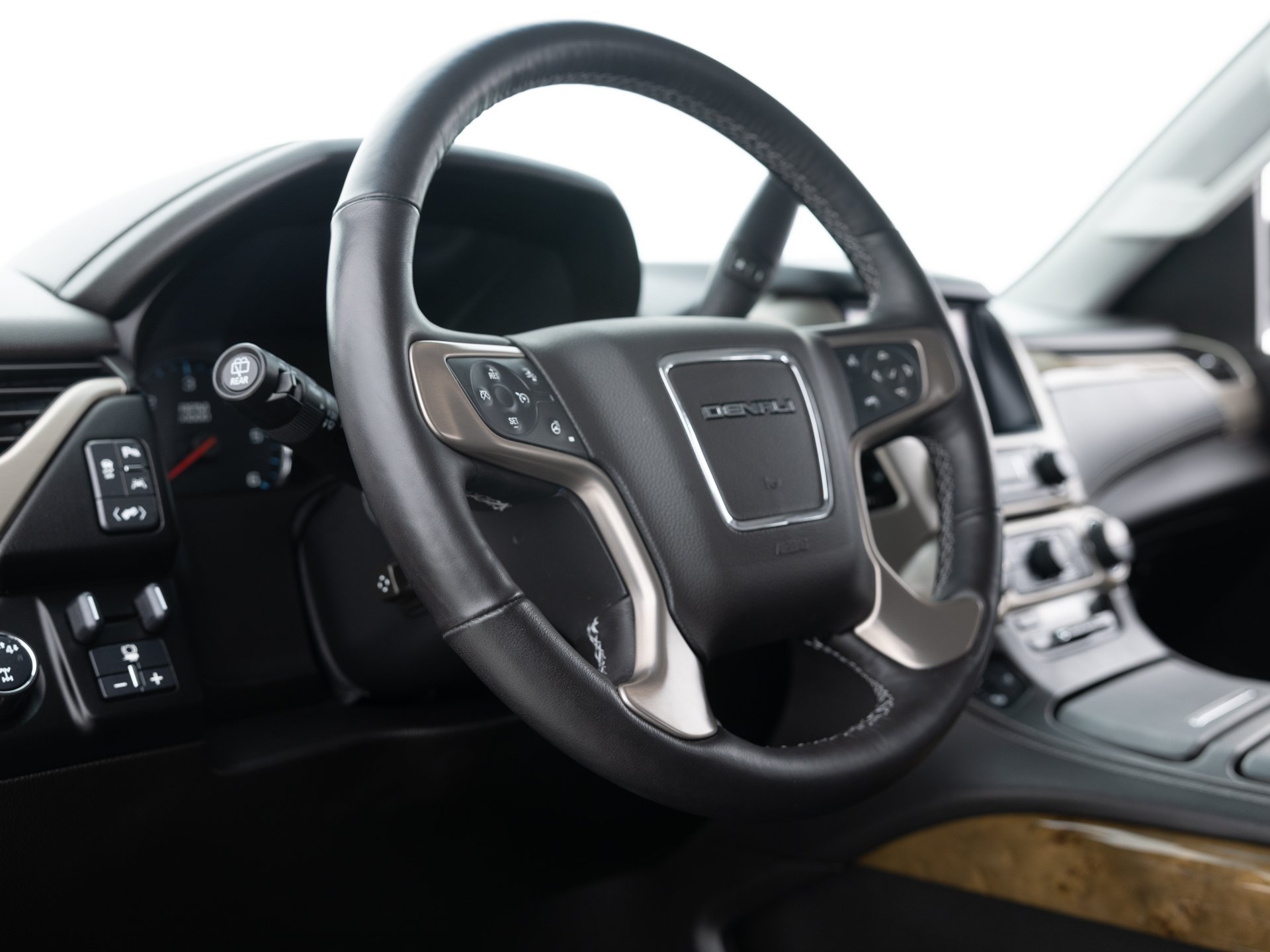 white gmc yukon xl 19
