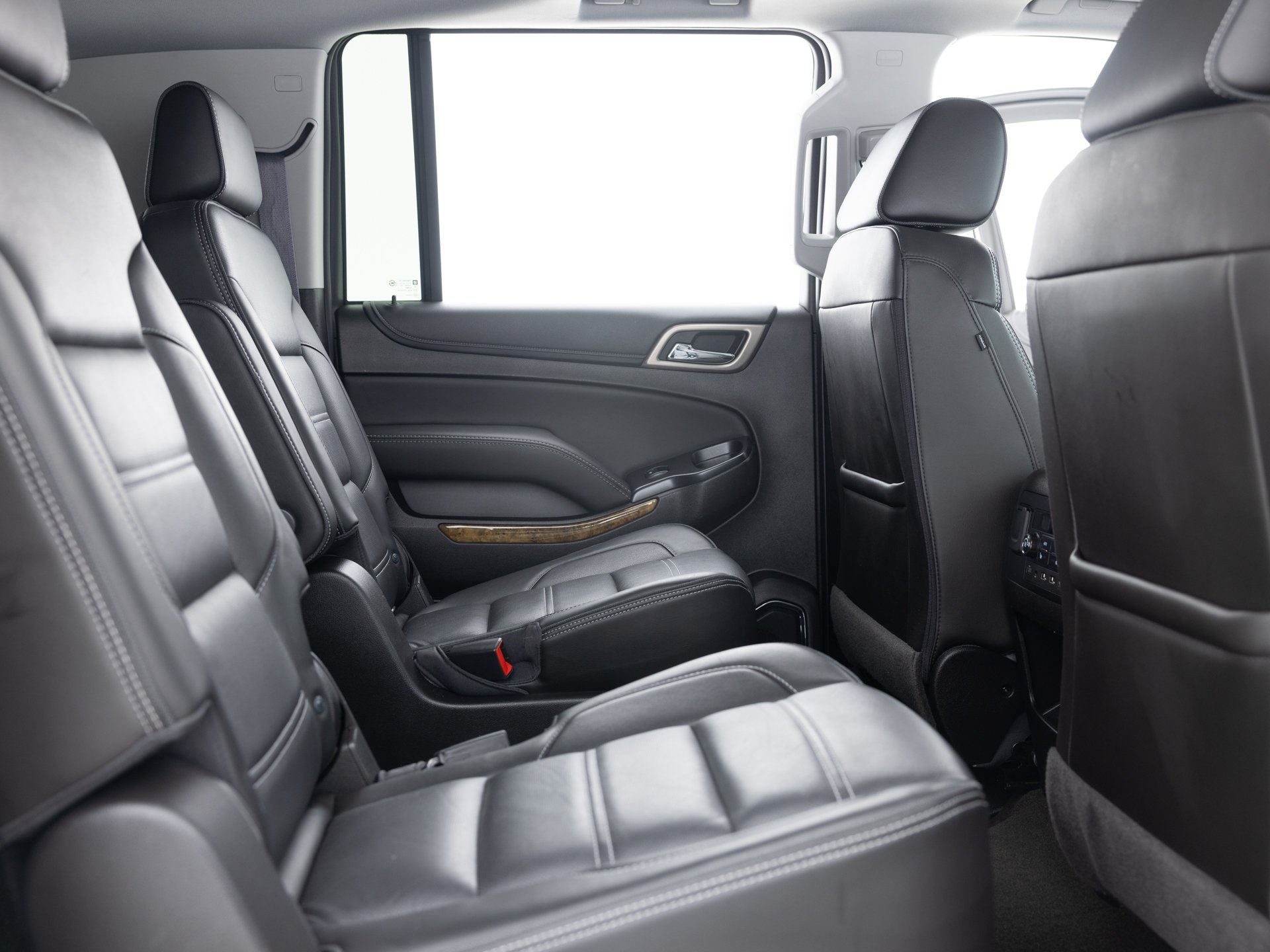 white gmc yukon xl 25