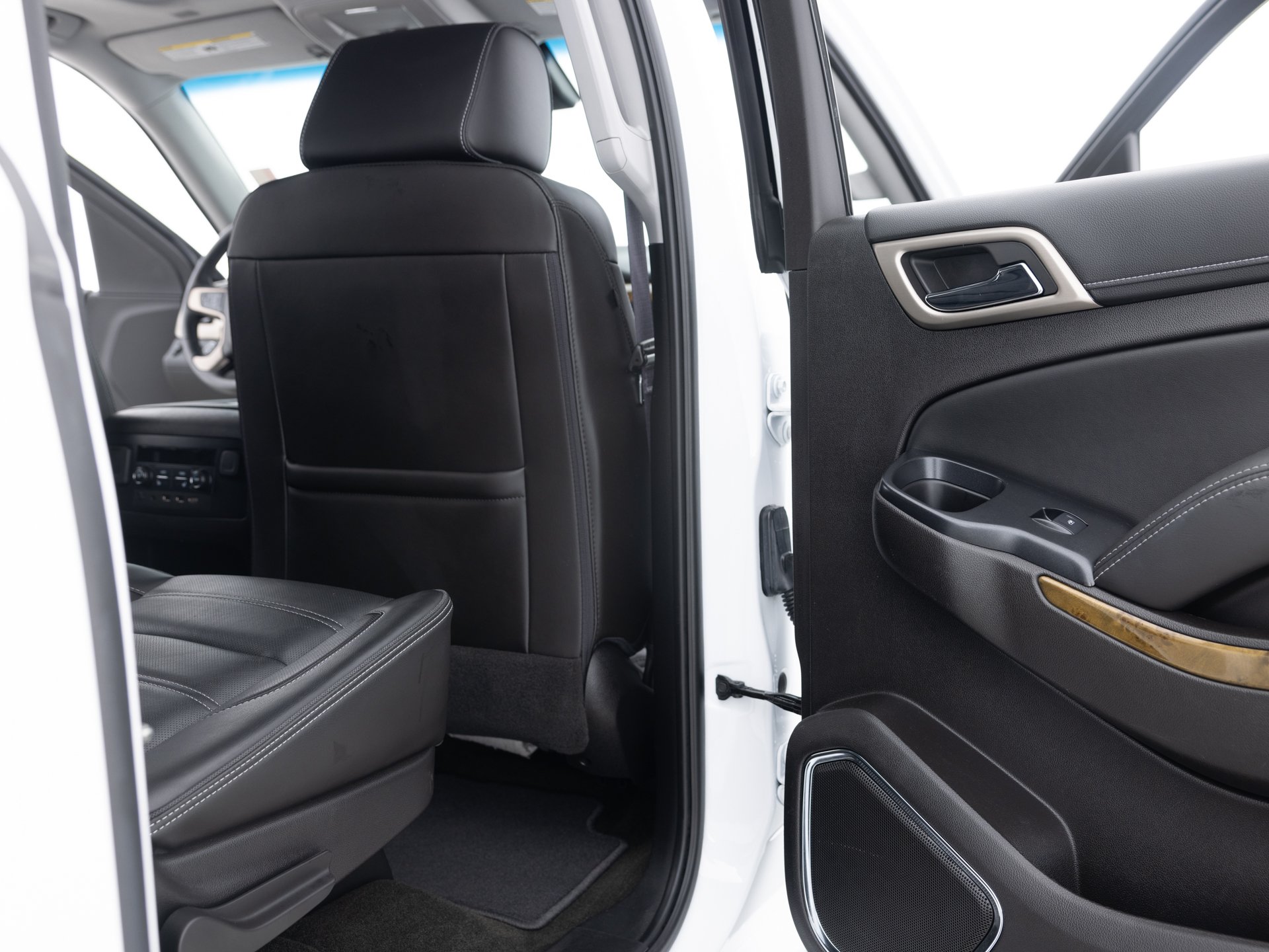 white gmc yukon xl 26