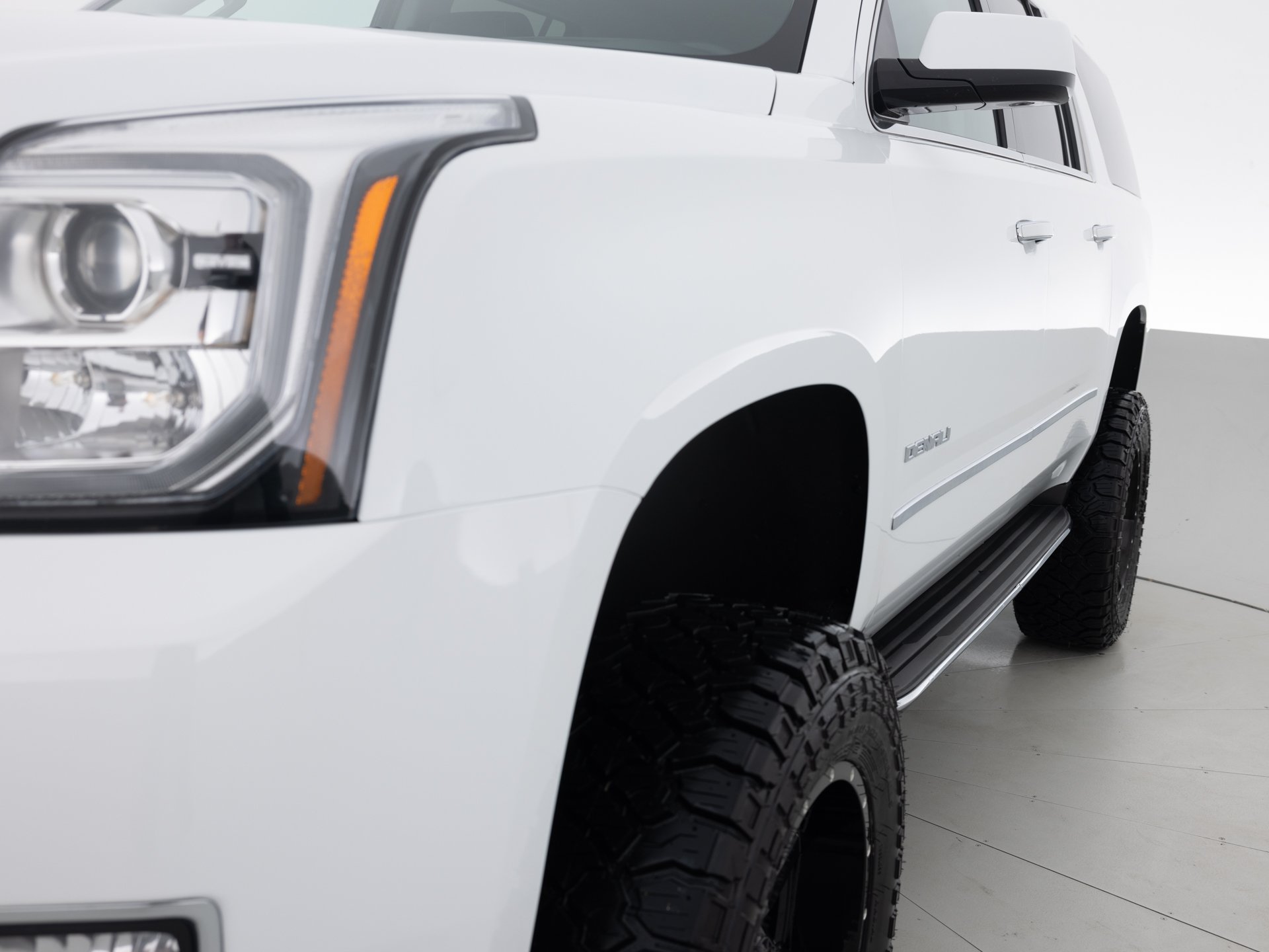 white gmc yukon xl 3