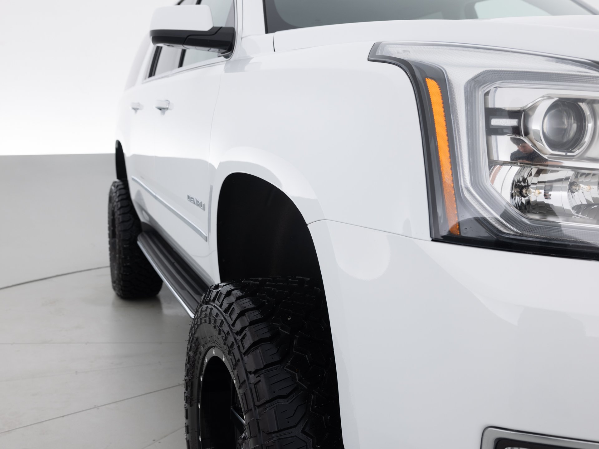 white gmc yukon xl 4