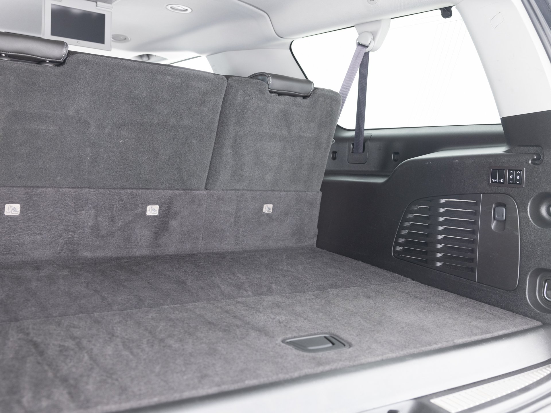 white gmc yukon xl 40