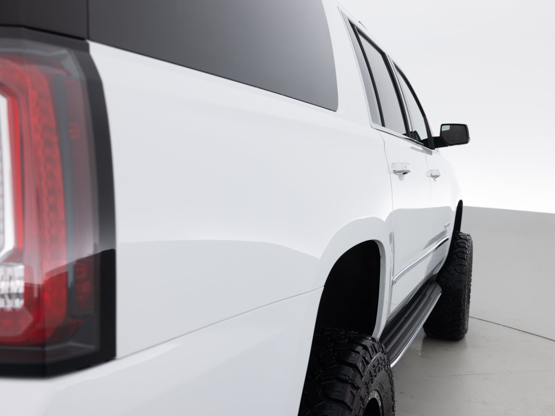 white gmc yukon xl 5