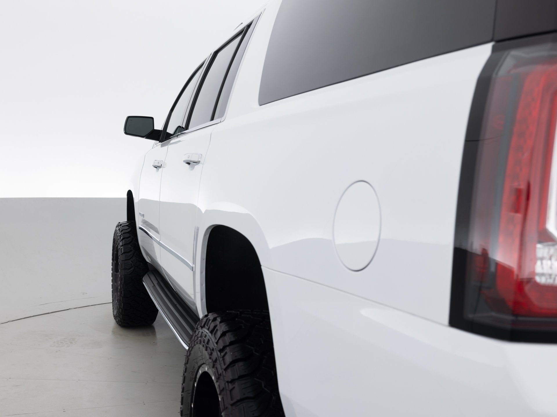 white gmc yukon xl 6