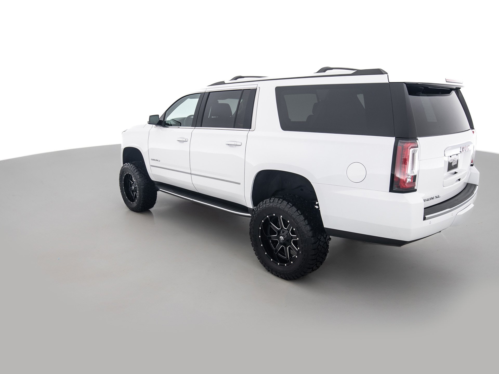 white gmc yukon xl 6