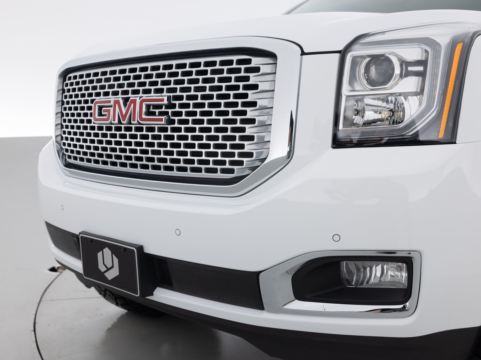 white gmc yukon xl 7