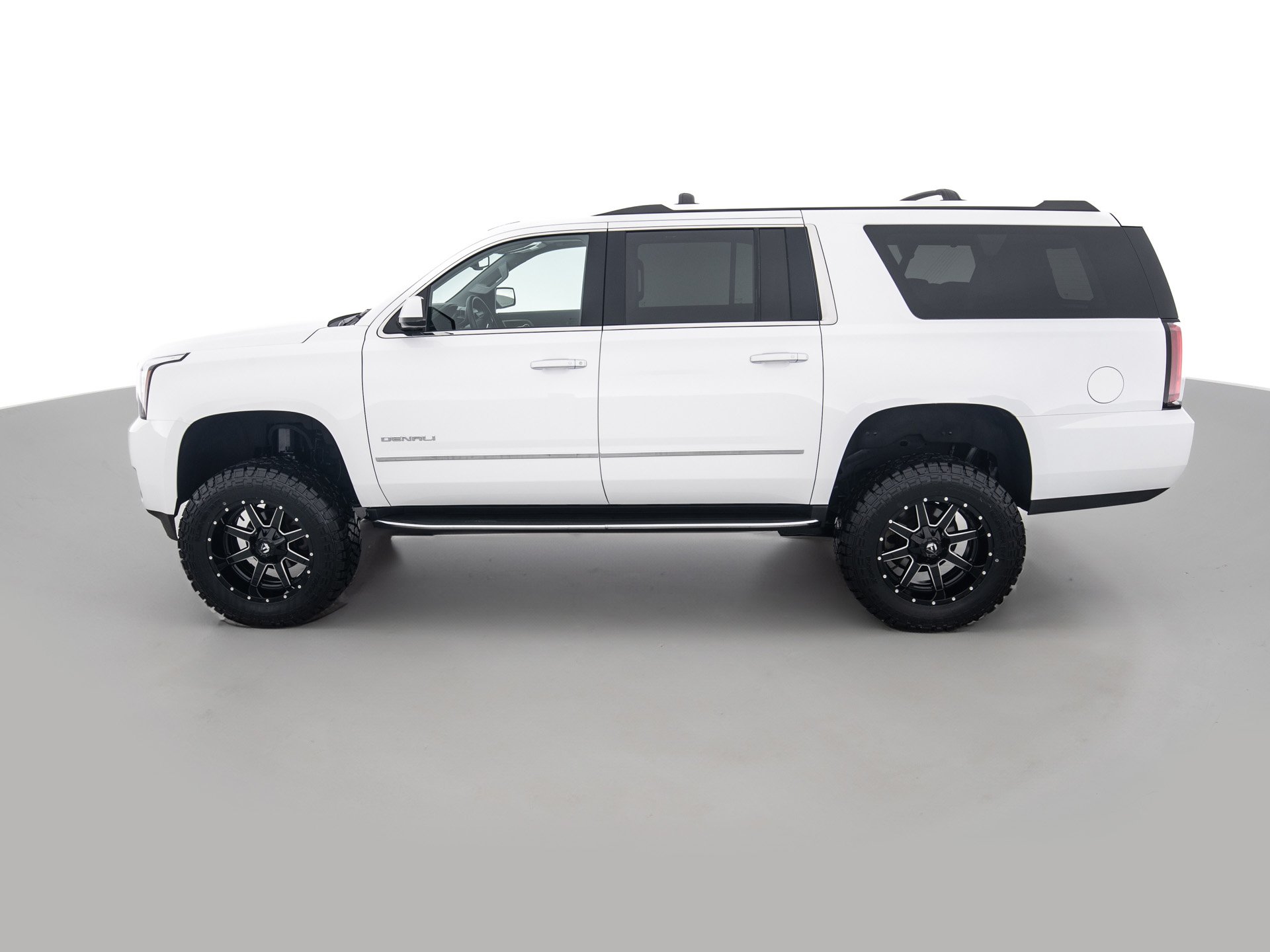 white gmc yukon xl 7