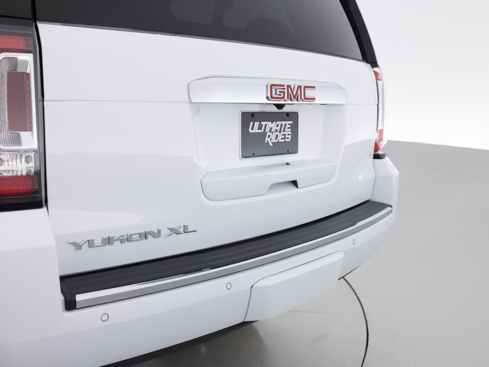 white gmc yukon xl 8