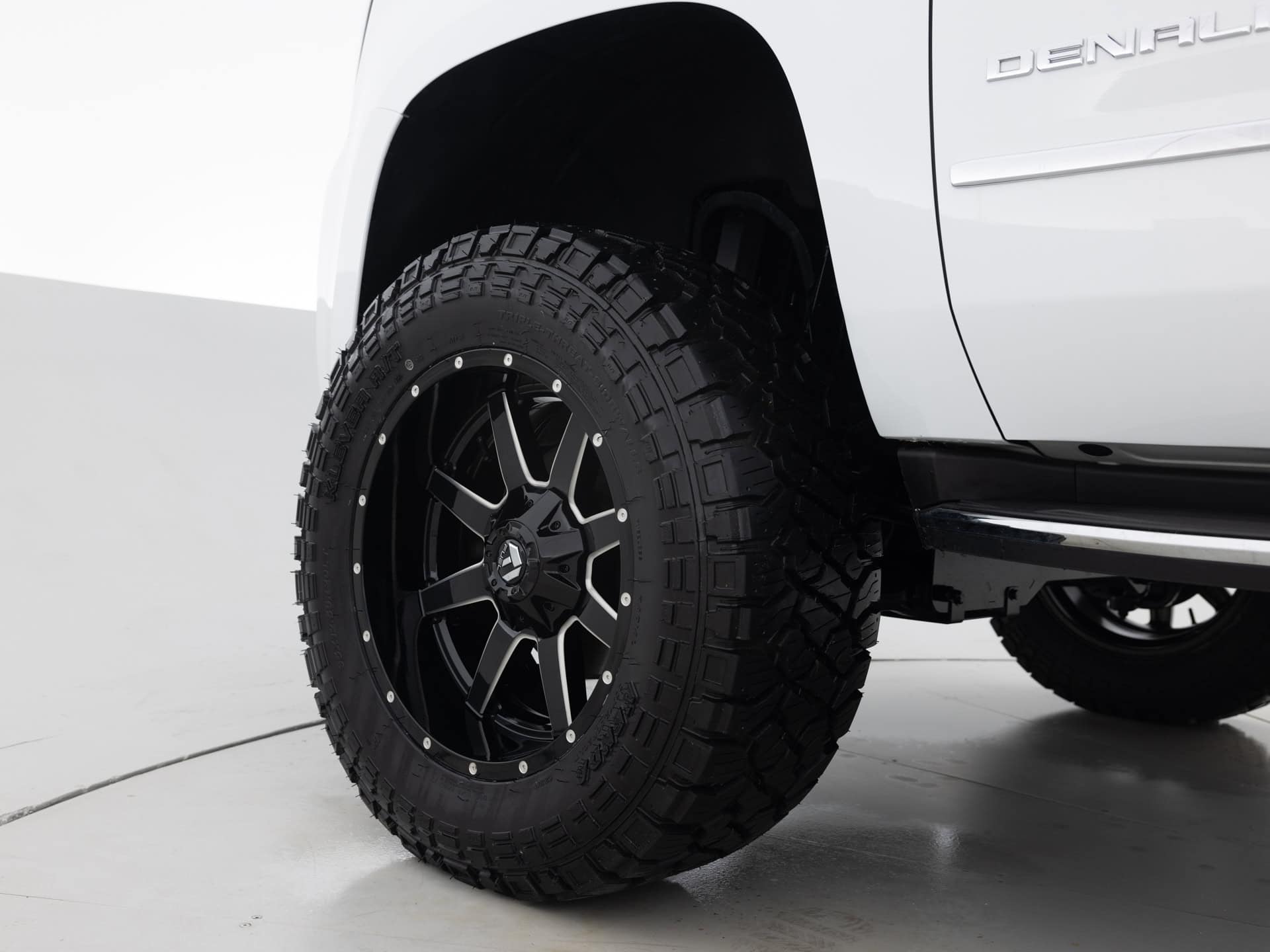 white gmc yukon xl 9