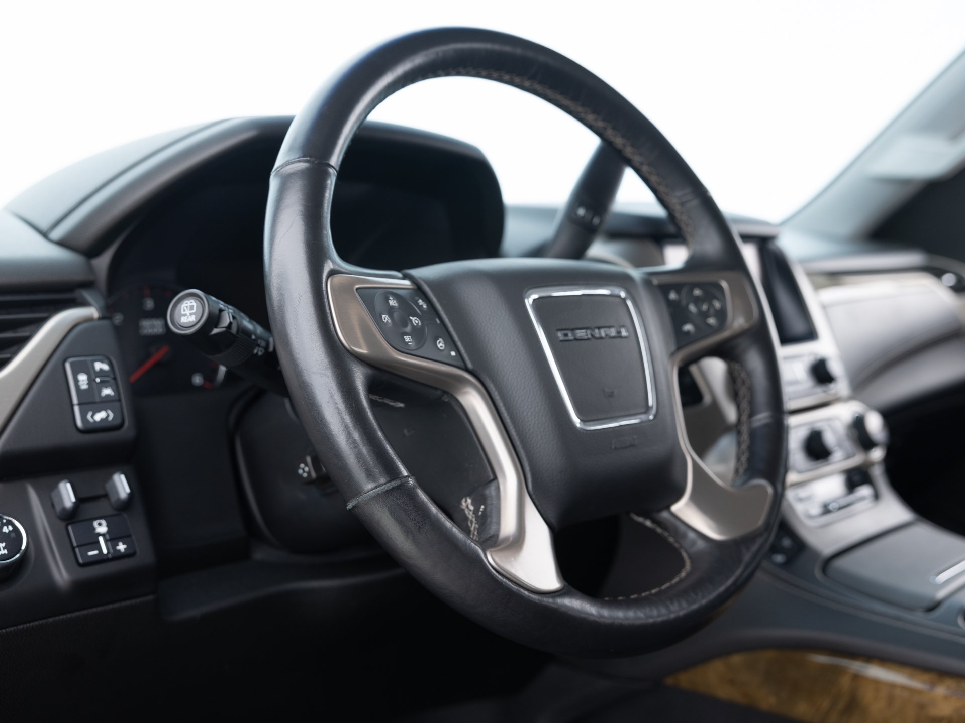 white gmc yukon xl denali 19