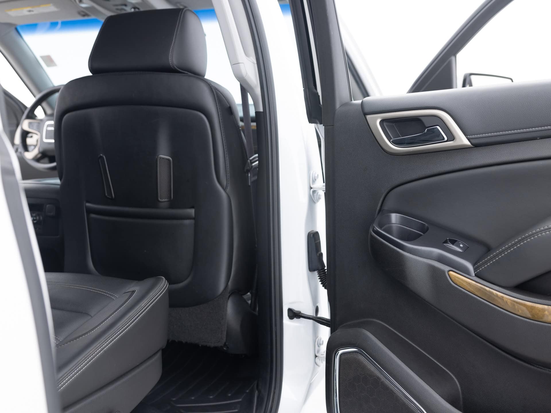 white gmc yukon xl denali 26
