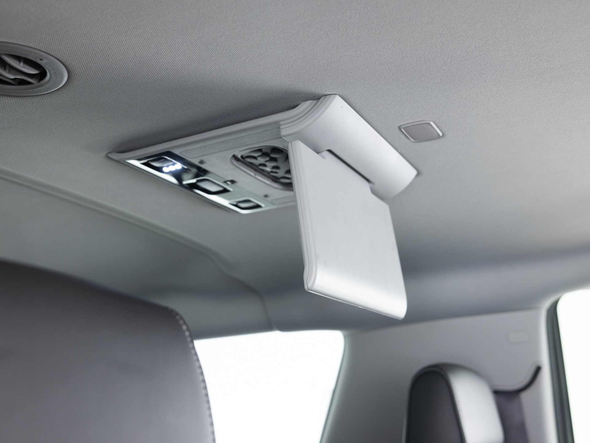 white gmc yukon xl denali 29
