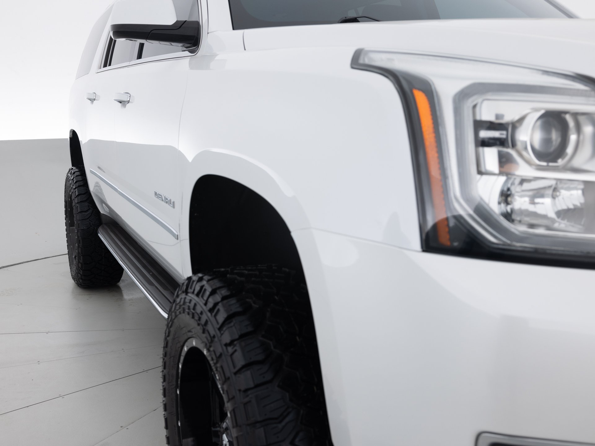 white gmc yukon xl denali 4