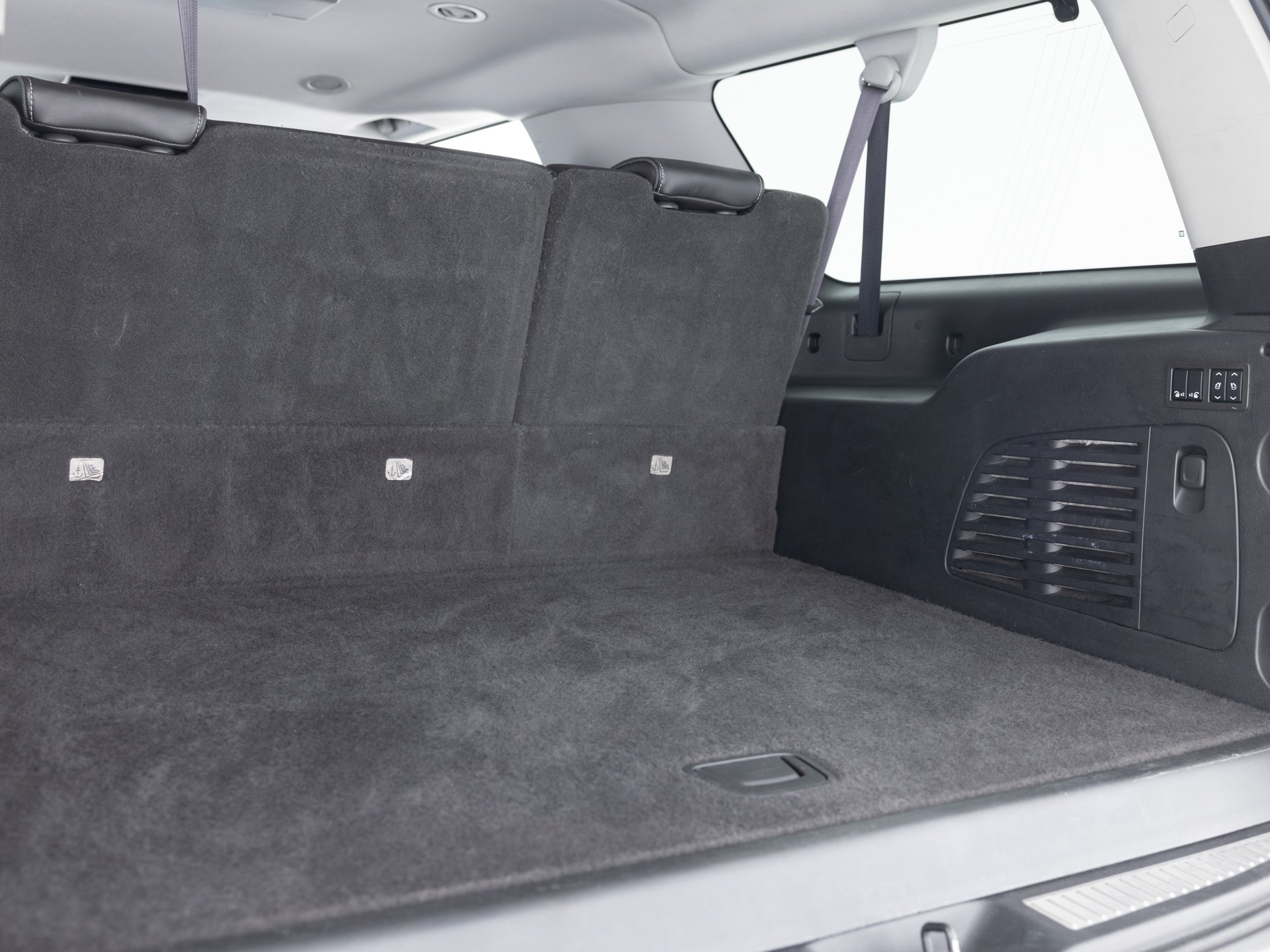 white gmc yukon xl denali 40