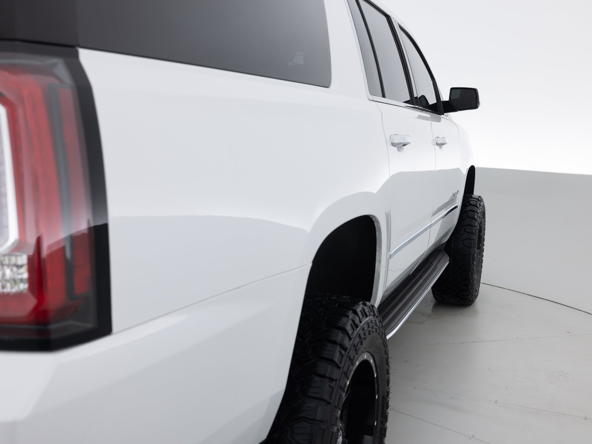 white gmc yukon xl denali 5
