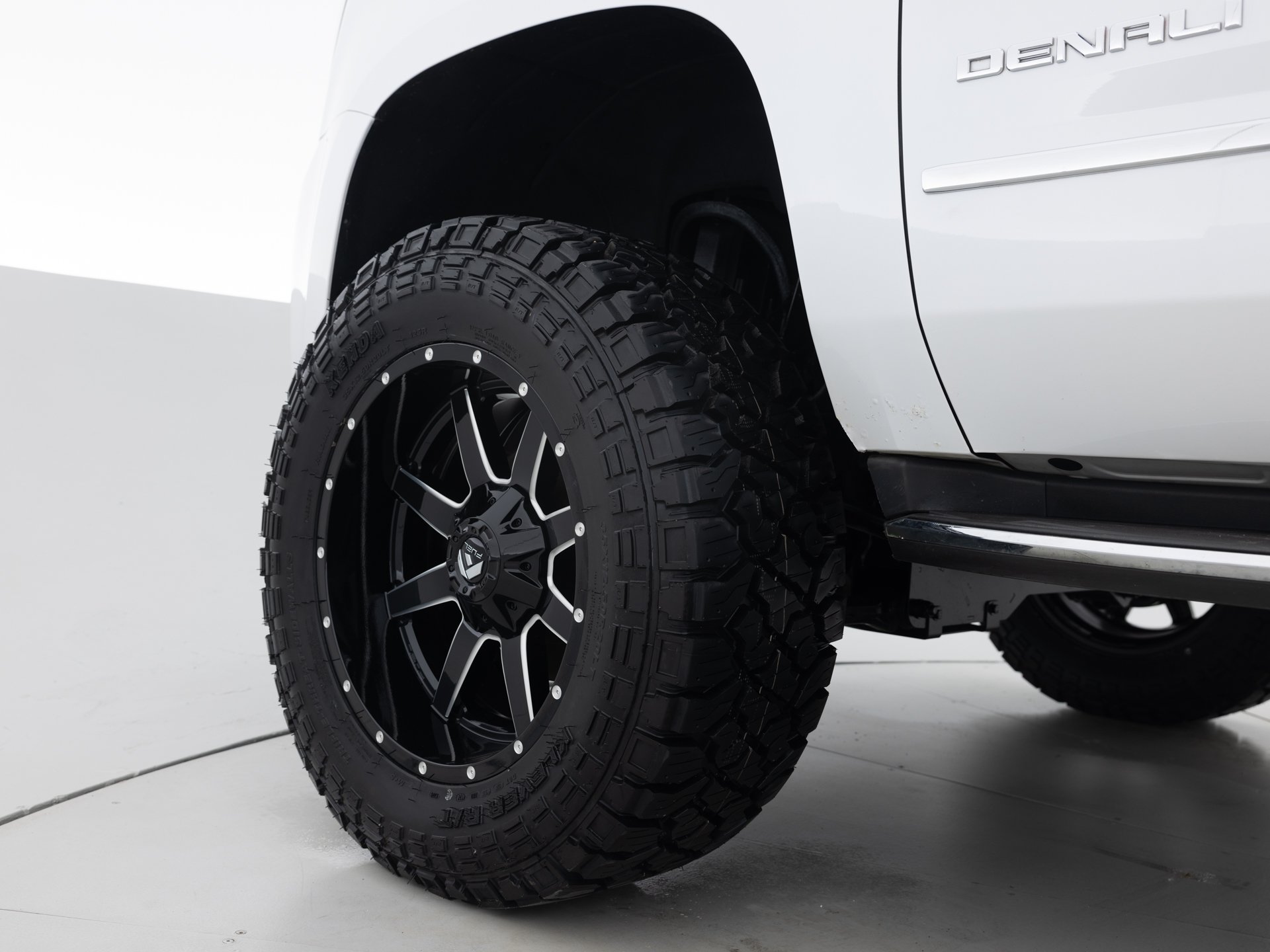 white gmc yukon xl denali 9