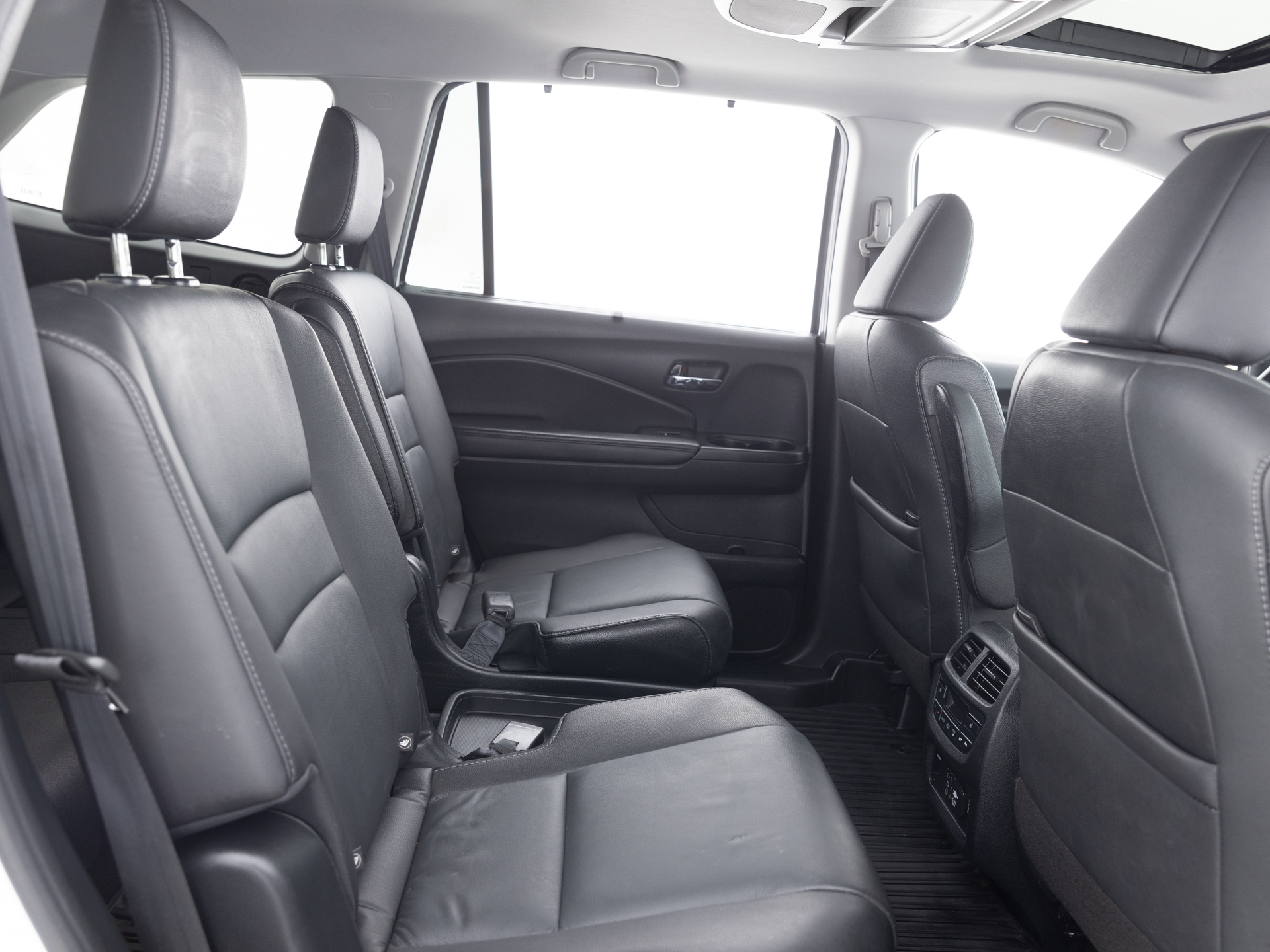 Used White Honda Pilot-19 for Sale