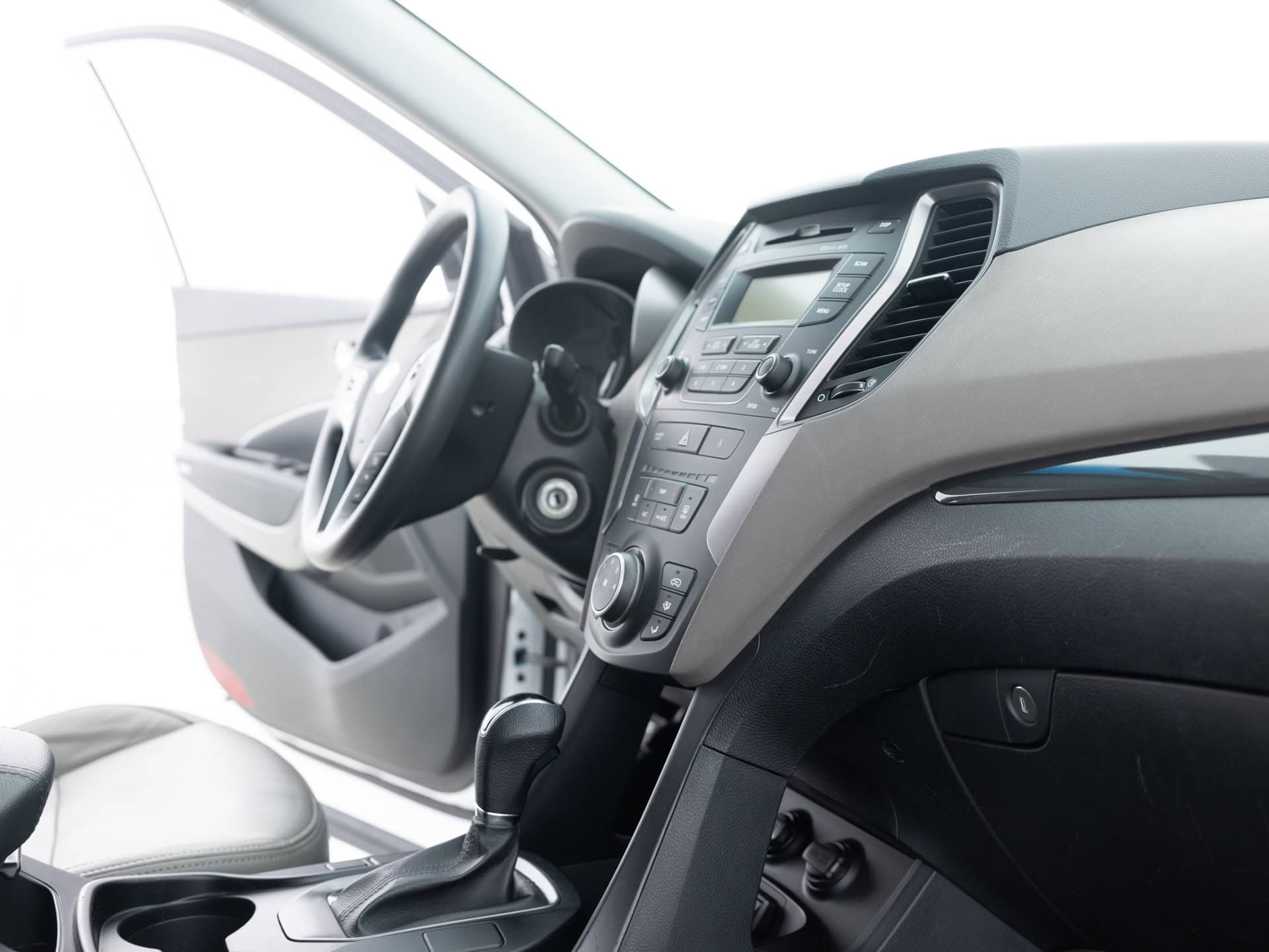 Used White Hyundai Santa Fe-18 for Sale