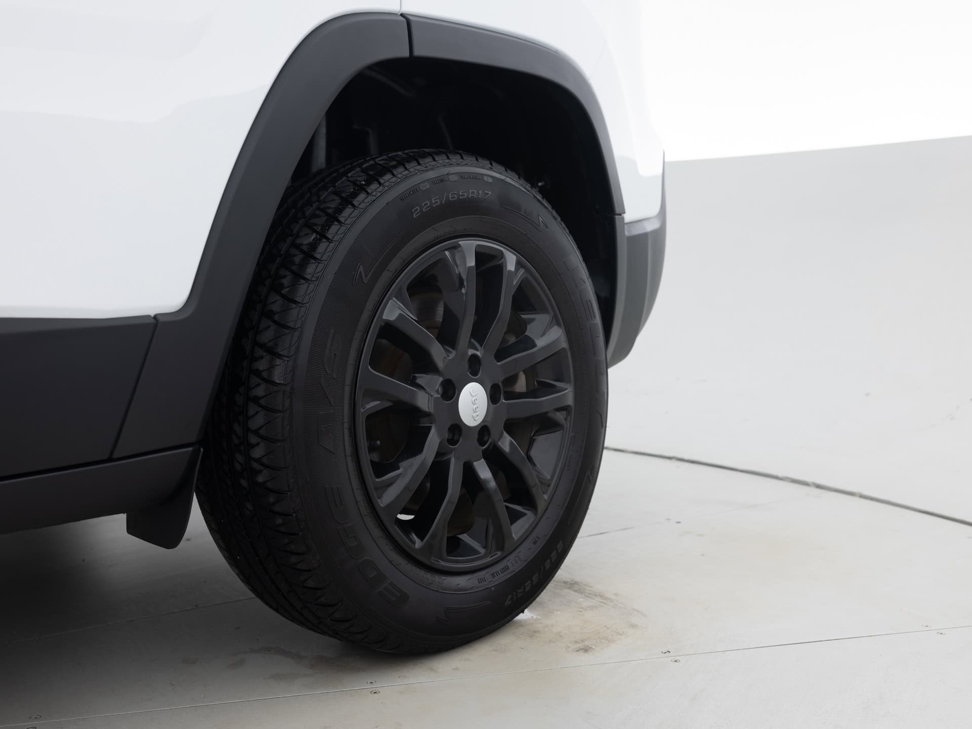 Used White Jeep Cherokee LAT-10 for Sale