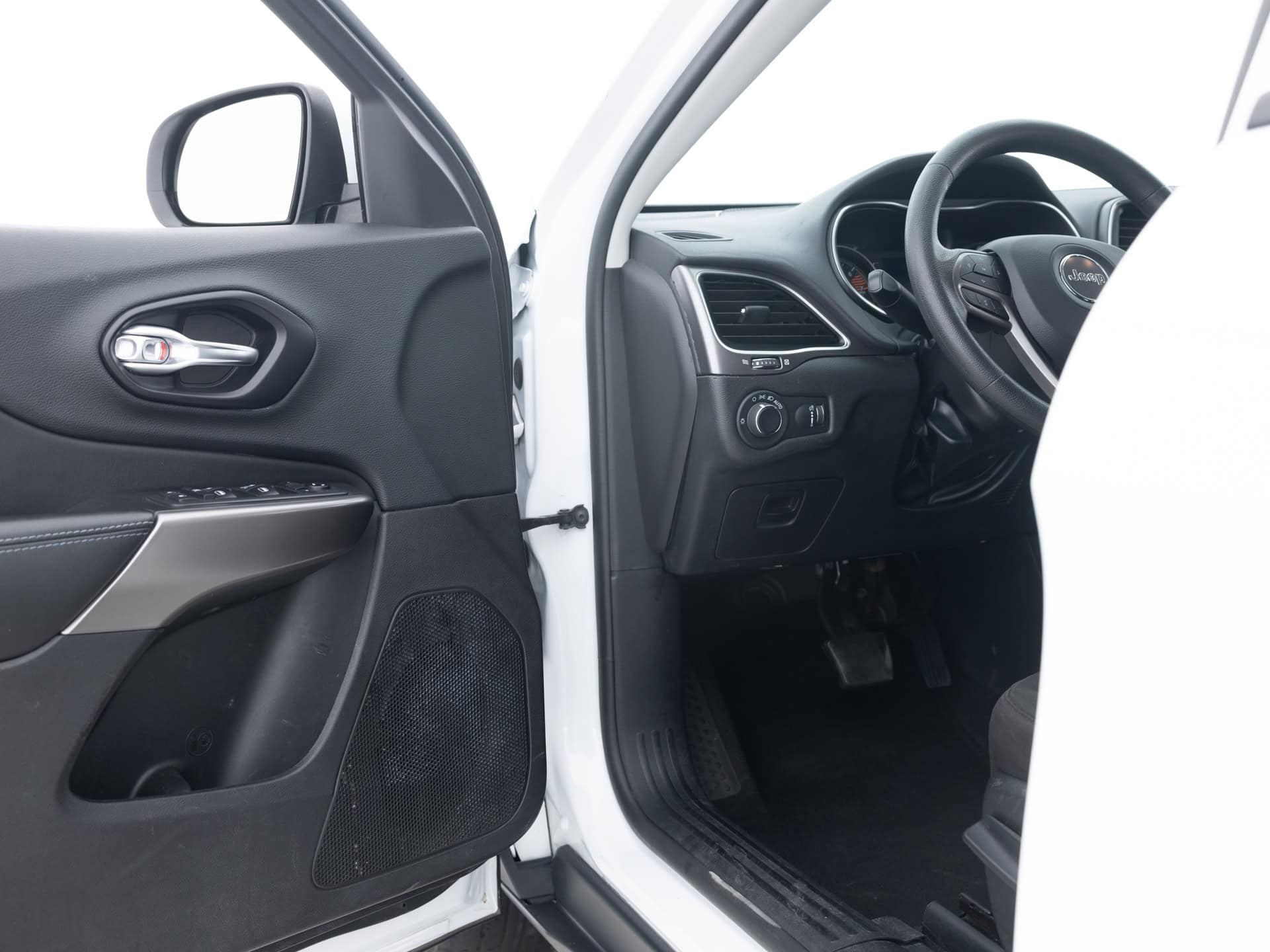 Used White Jeep Cherokee LAT-16 for Sale