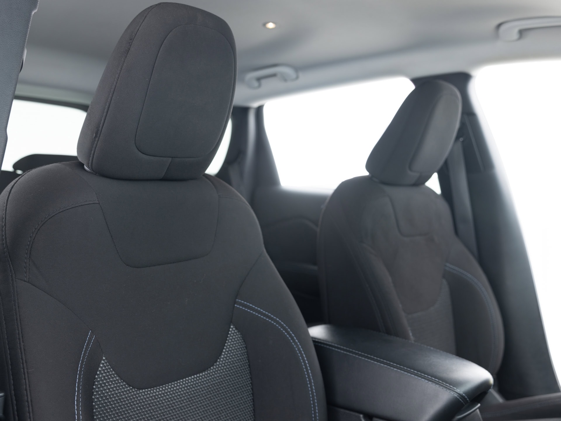 Used White Jeep Cherokee LAT-18 for Sale