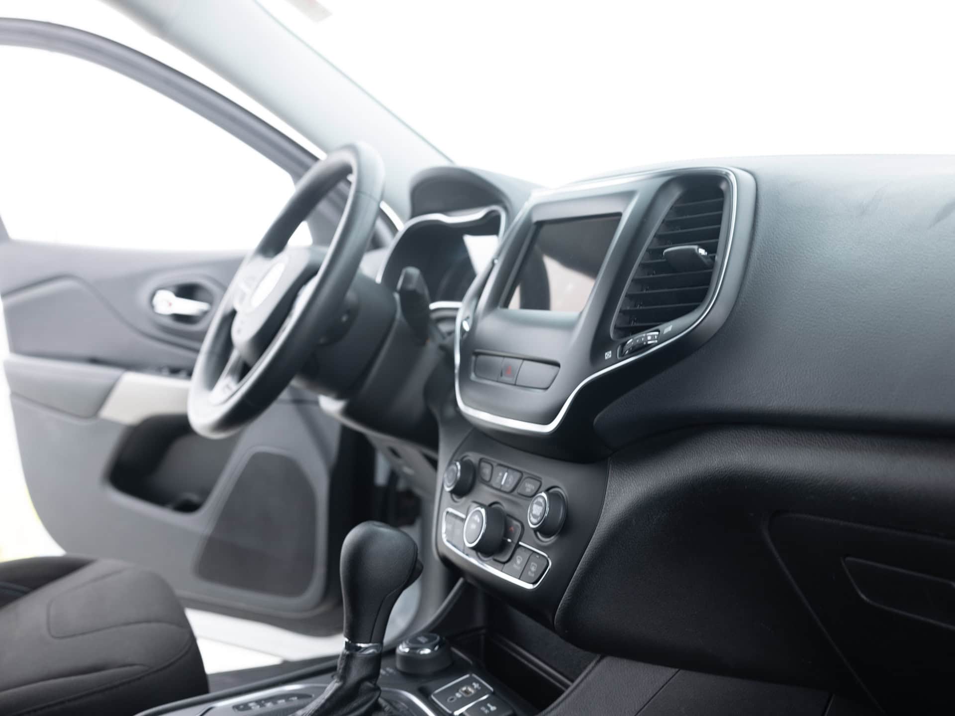 Used White Jeep Cherokee LAT-19 for Sale