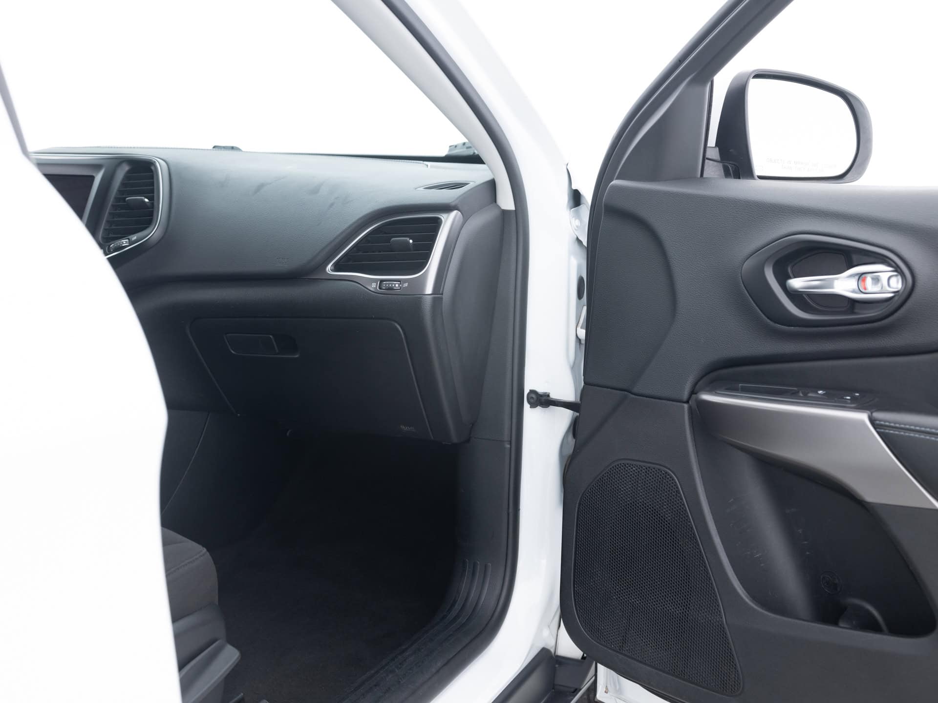 Used White Jeep Cherokee LAT-20 for Sale