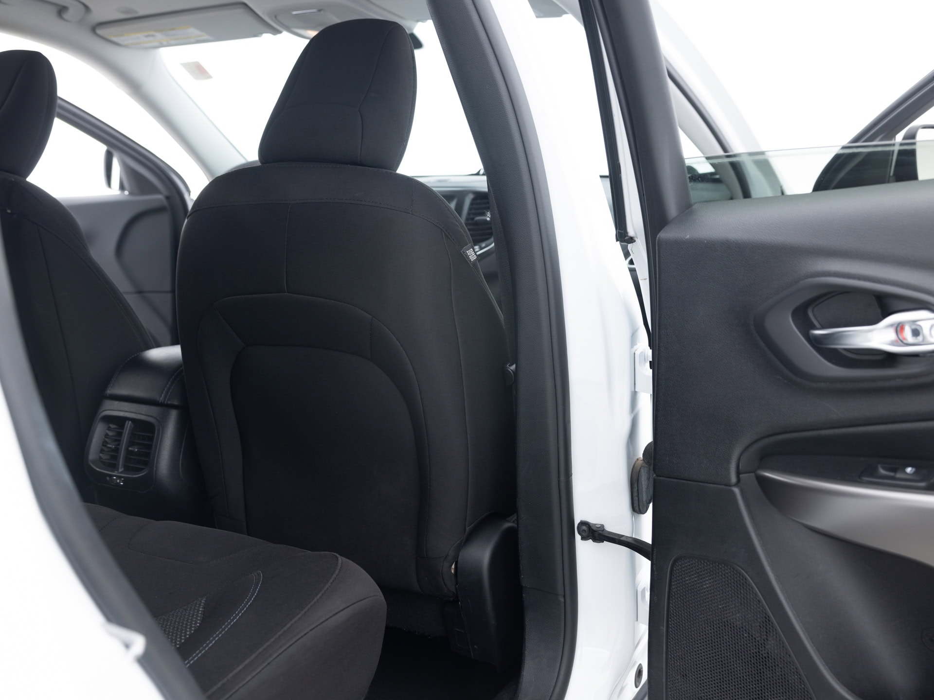 Used White Jeep Cherokee LAT-22 for Sale