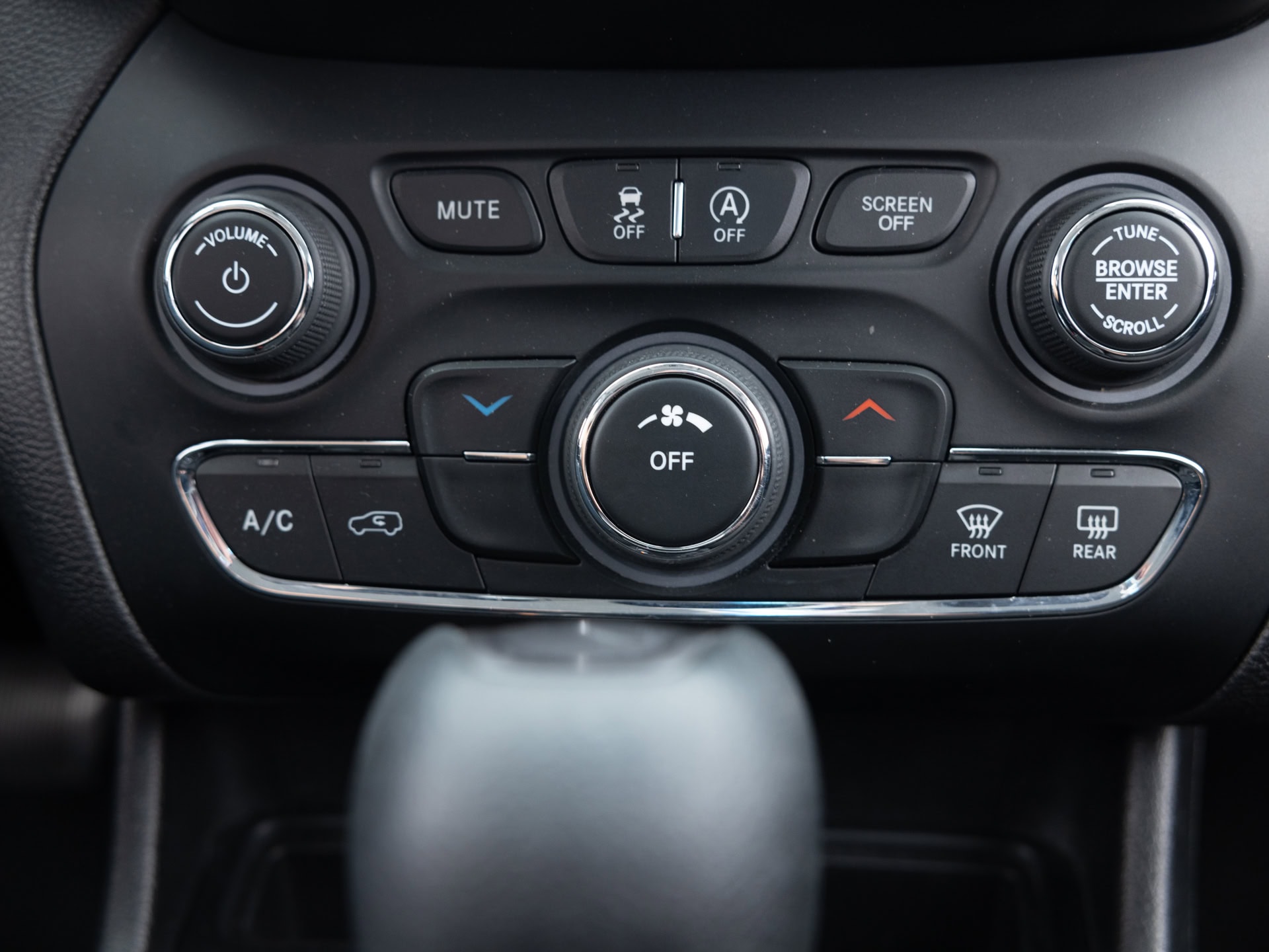 Used White Jeep Cherokee LAT-26 for Sale