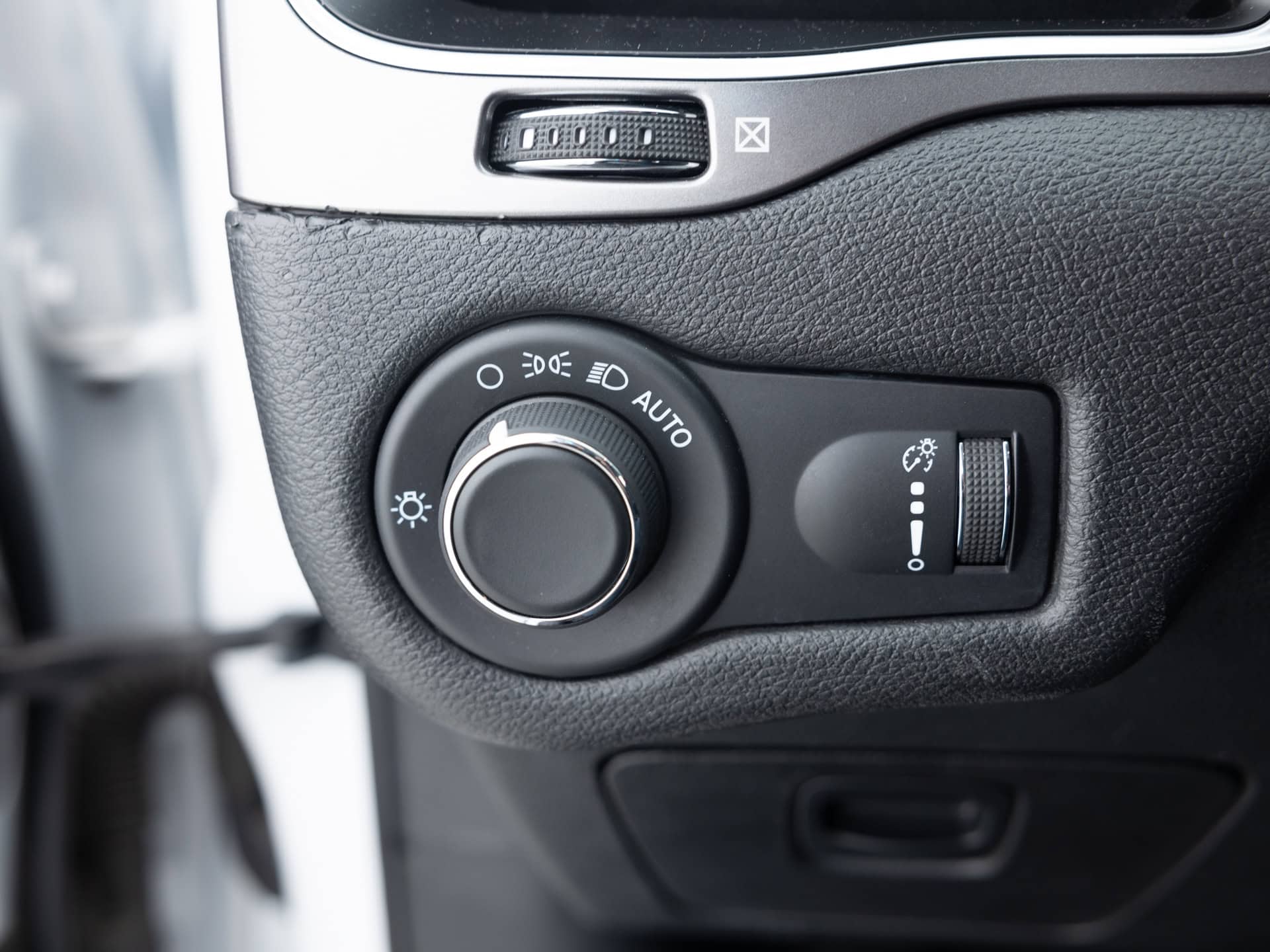 Used White Jeep Cherokee LAT-27 for Sale