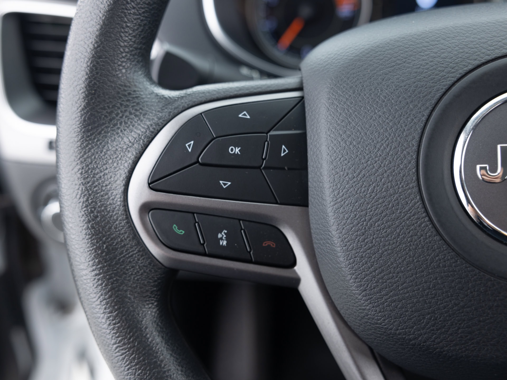 Used White Jeep Cherokee LAT-28 for Sale