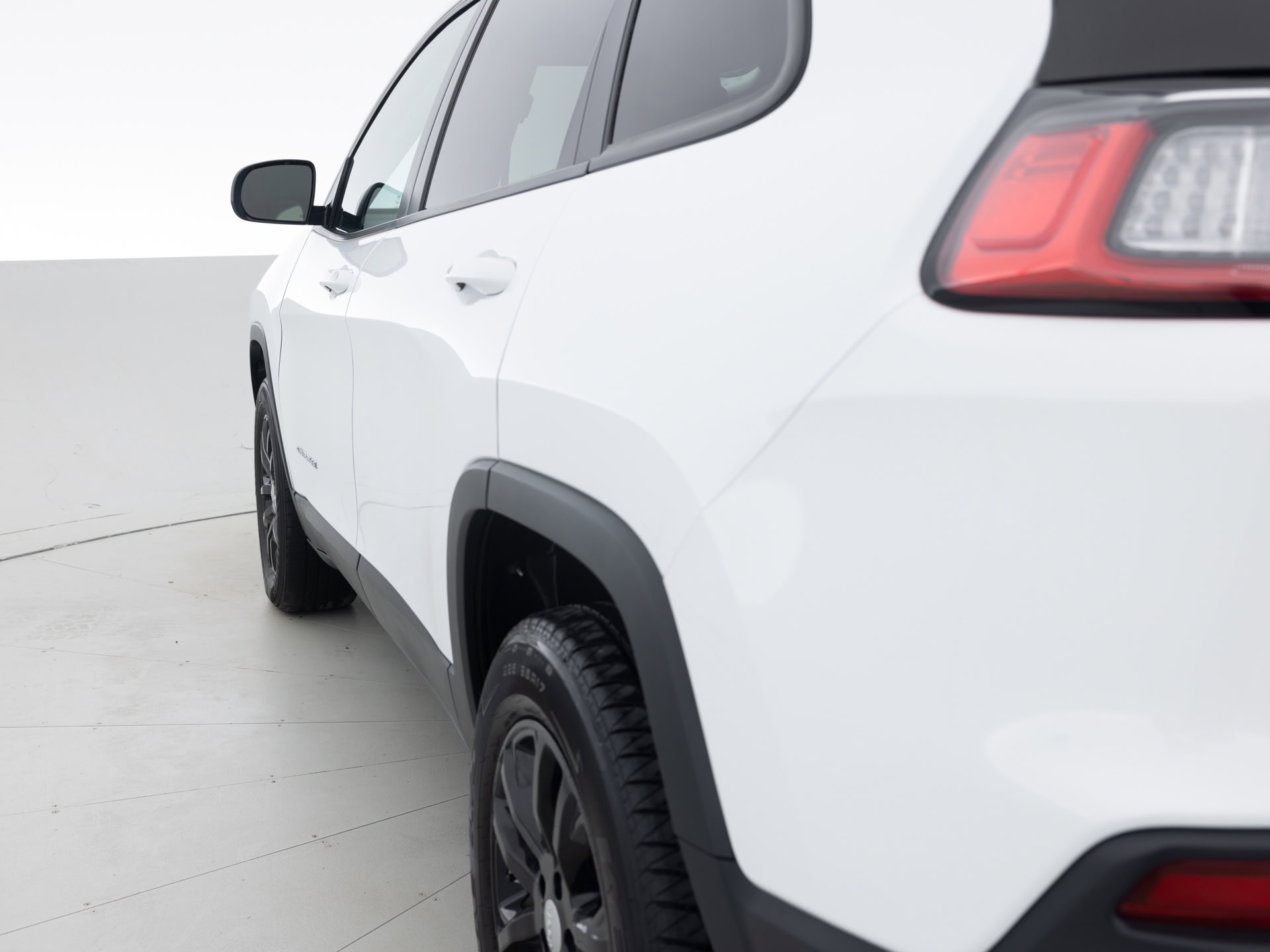 Used White Jeep Cherokee LAT-6 for Sale