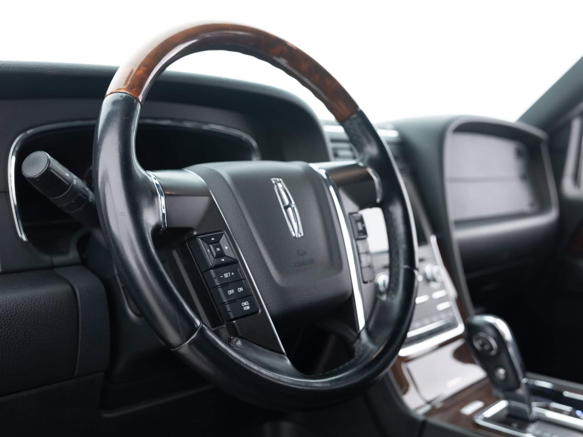 Used White Lincoln Navigator Select-15 for Sale