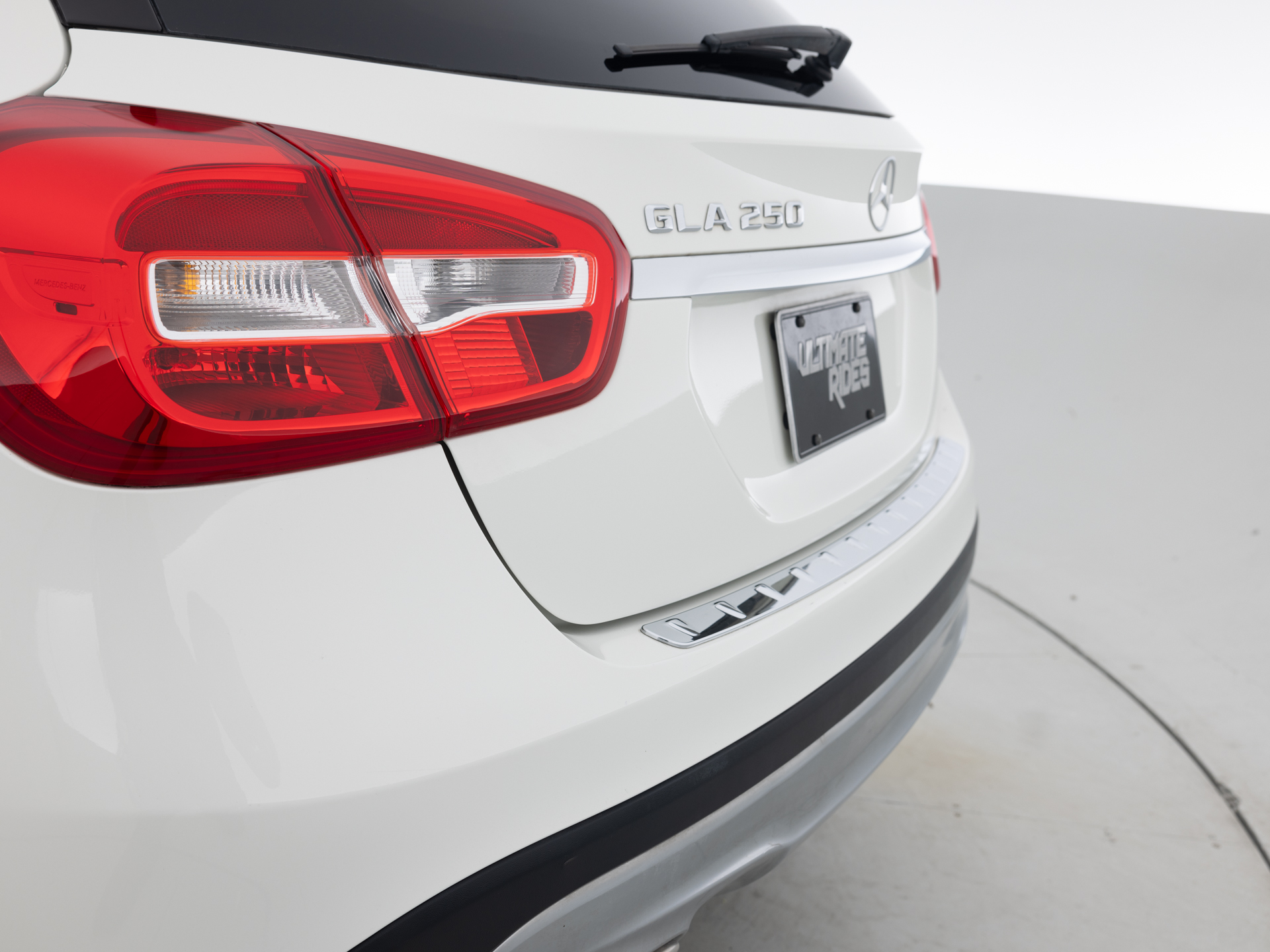 Used White Mercedes GLA 250-8 for Sale