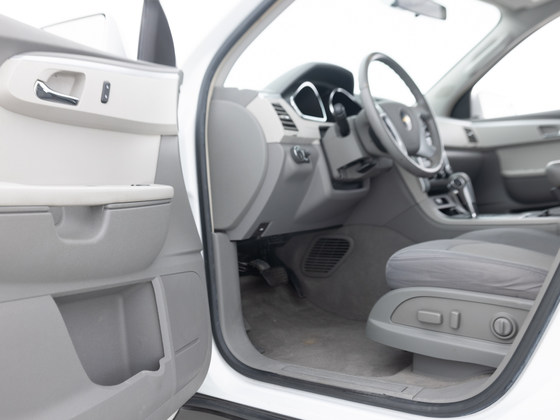 Used White Nissan Armada Platinum-16 for Sale