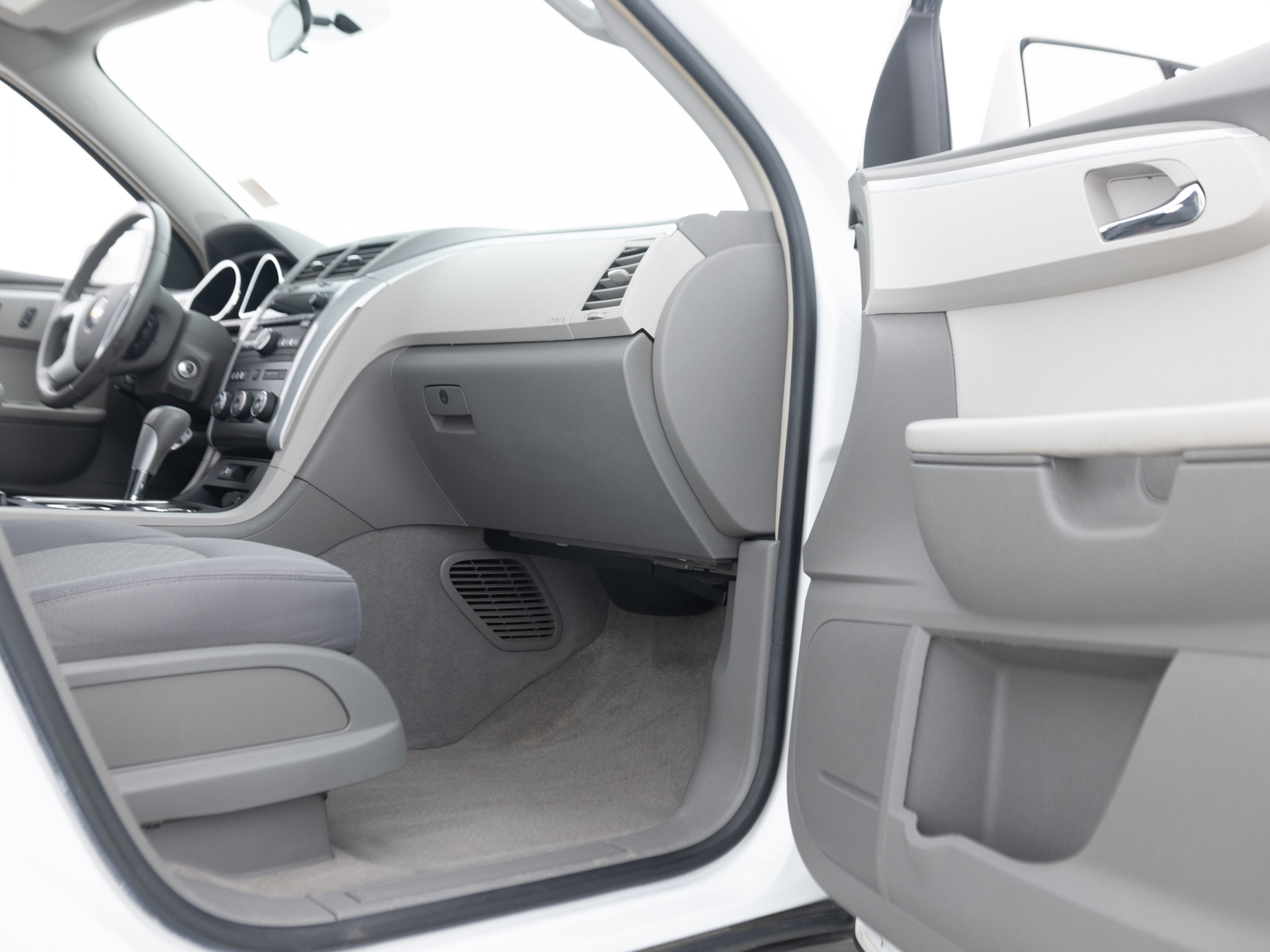 Used White Nissan Armada Platinum-20 for Sale